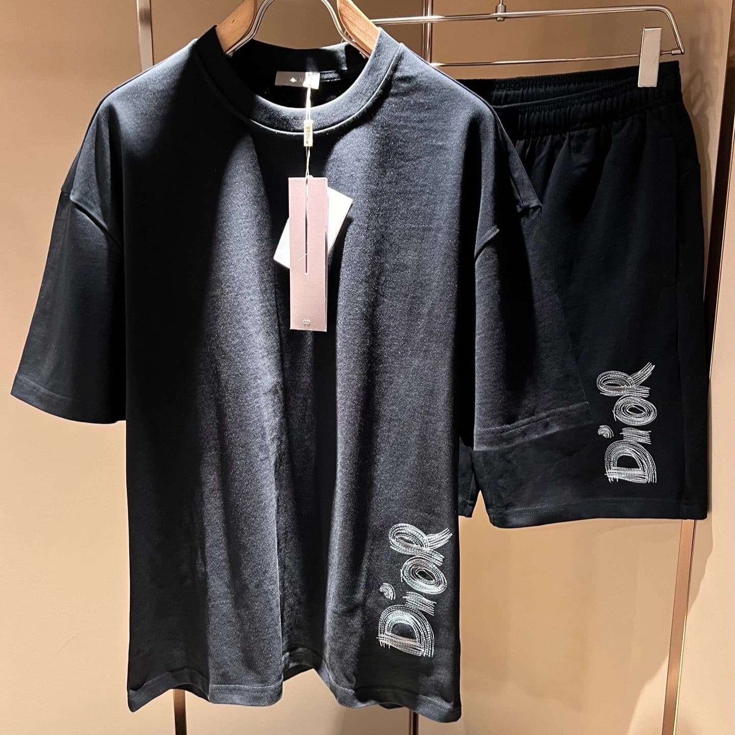 Dior Новый повседневный костюм Dior весна/лето 2025, доступен в черном и белом цветах!Чистая хлопчатобумажная ткань