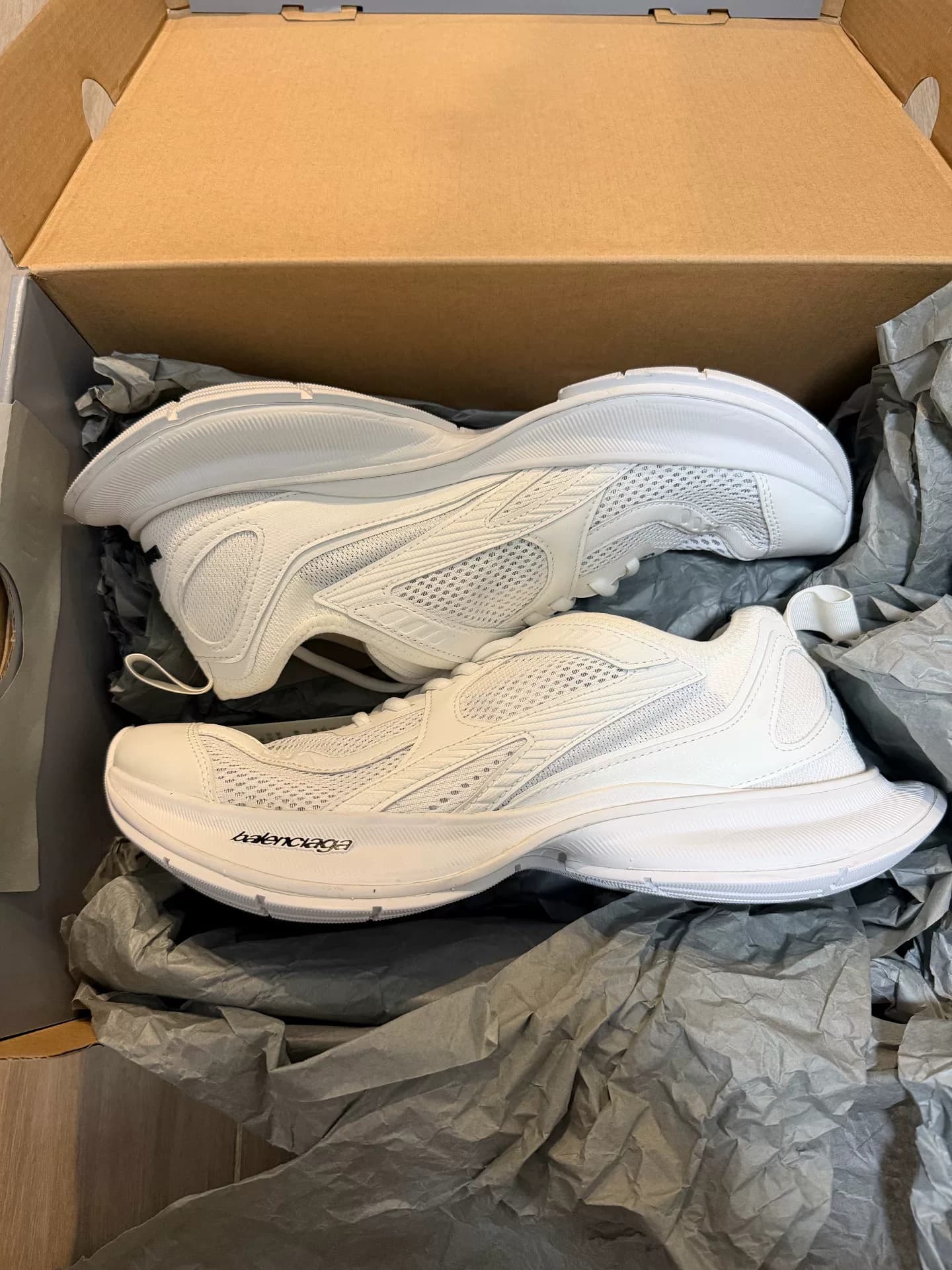 Модель Balenciaga с круглым вырезом горловины и шнуровкой Balenciaga Circuit