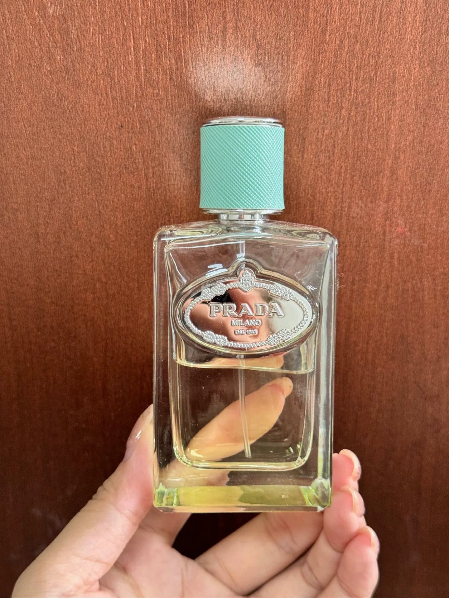 Если идентификация неверна, я пью легкую ароматическую воду Prada Iris, пробник 30 мл для женщин и мужчин.