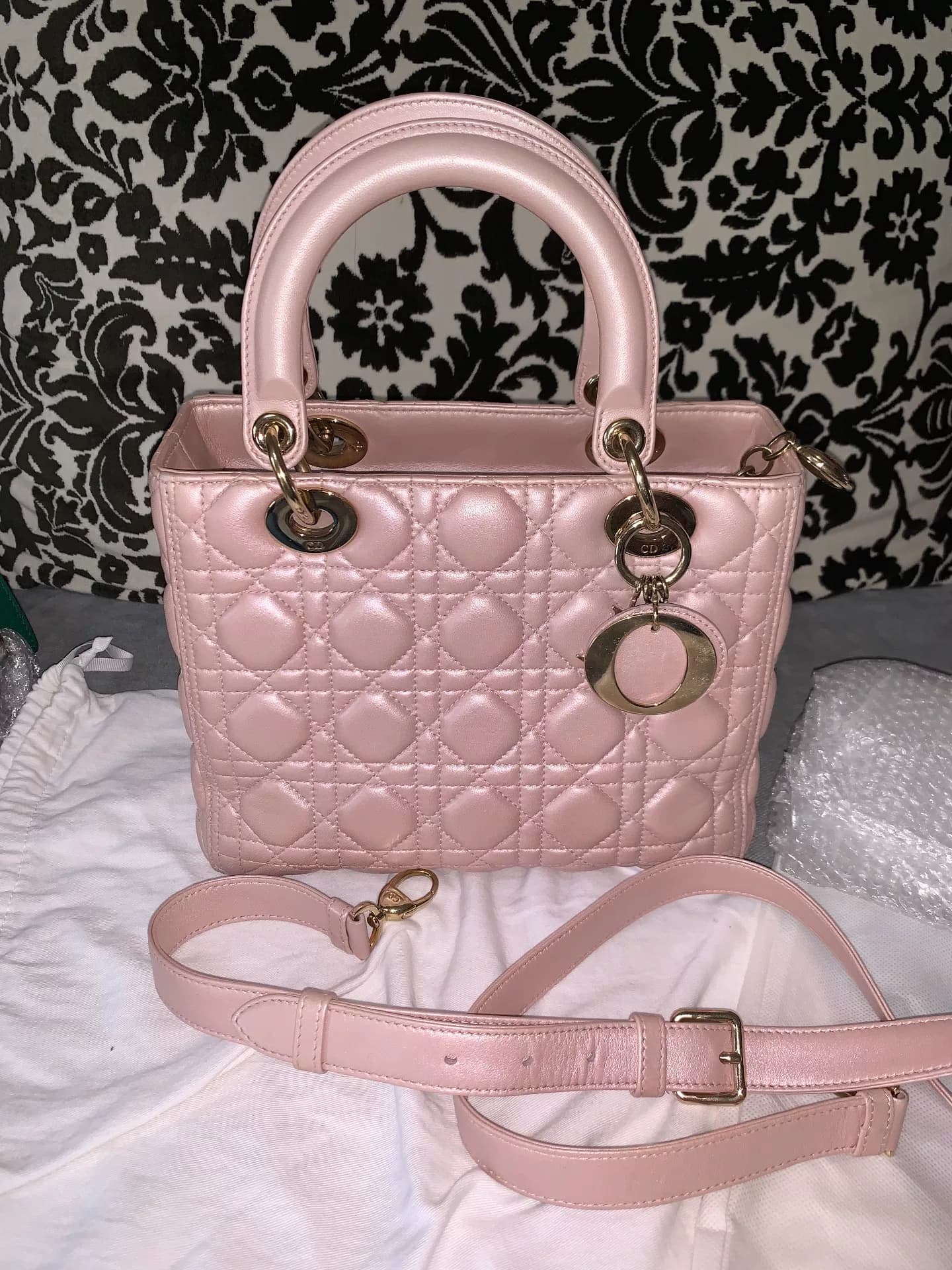 Сумка из овчины Dior Daifei с пятью ячейками, перламутровая пудра, купила за 40 000, отложила покупку после нескольких попыток и сохранила ее