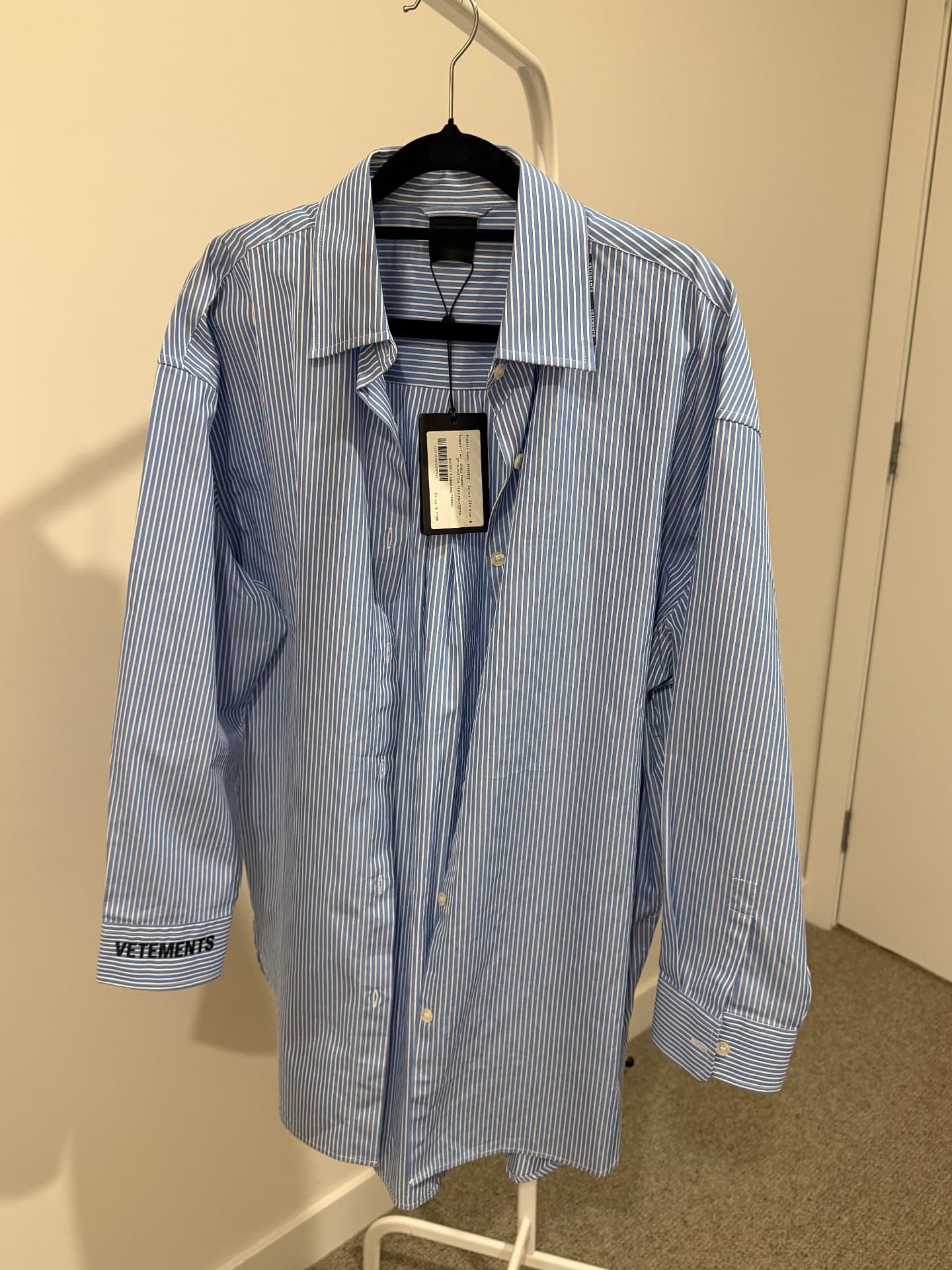Рубашка в полоску от Vetements, совершенно новая, с биркой