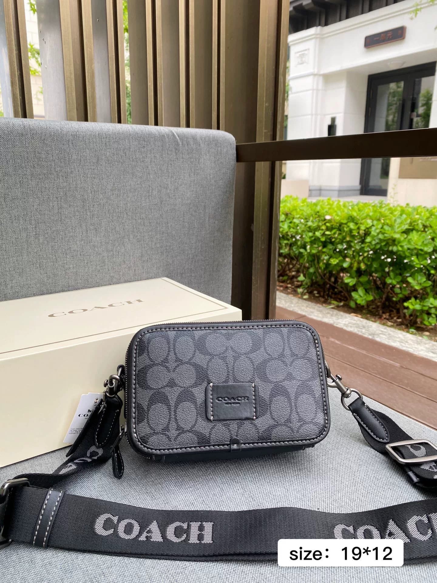 Сумка для фотоаппарата COACH, черная классическая парусиновая с логотипом и отделкой из телячьей кожи