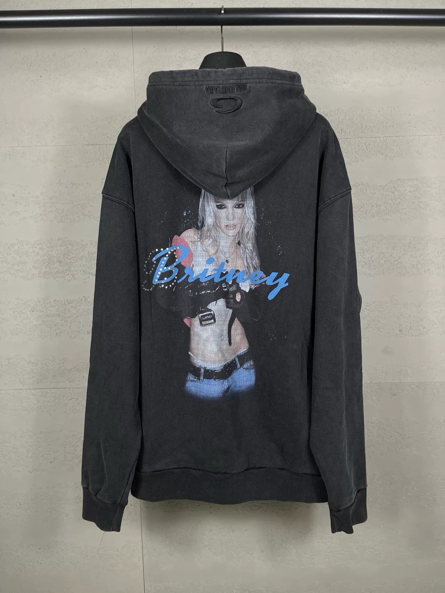 потолок!Balenciaga Совместная музыкальная серия Balenciaga Britney portrait со старым принтом, свитер на молнии с бриллиантами и куртка с капюшоном,…