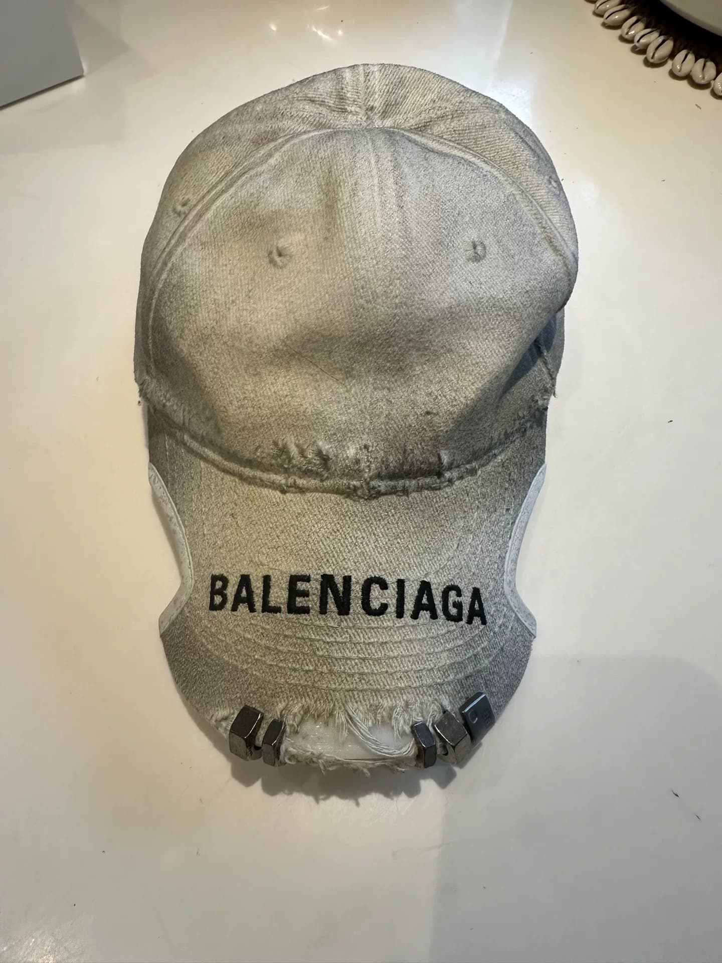 Шляпа Balenciaga heavy industry old iron ring hat редкого белого цвета, объем 59 мл, 9 новых