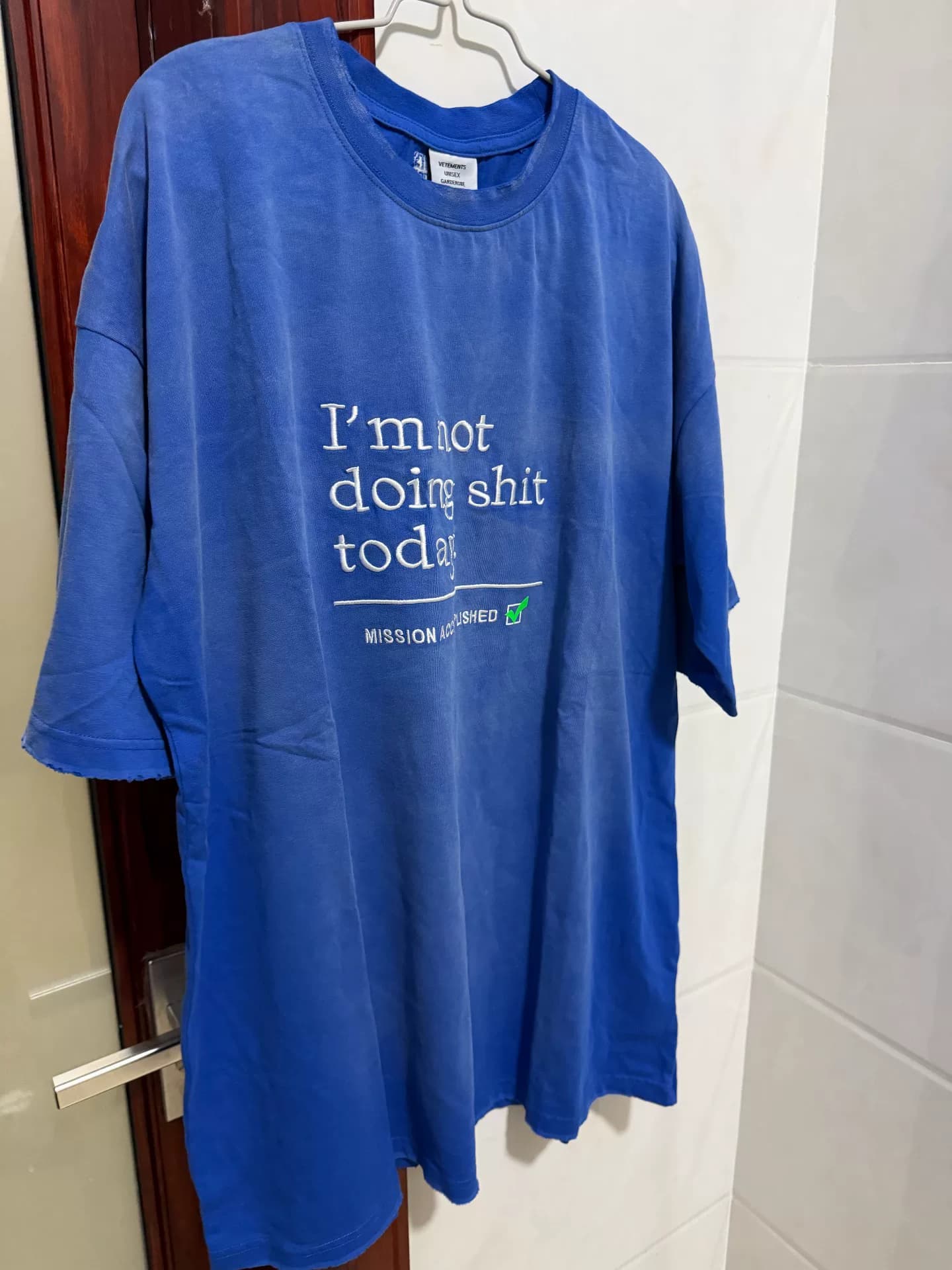 Совершенно новая синяя футболка VETEMENTS с коротким рукавом, размер S, бирка, которую можно стирать, в комплекте три этикетки