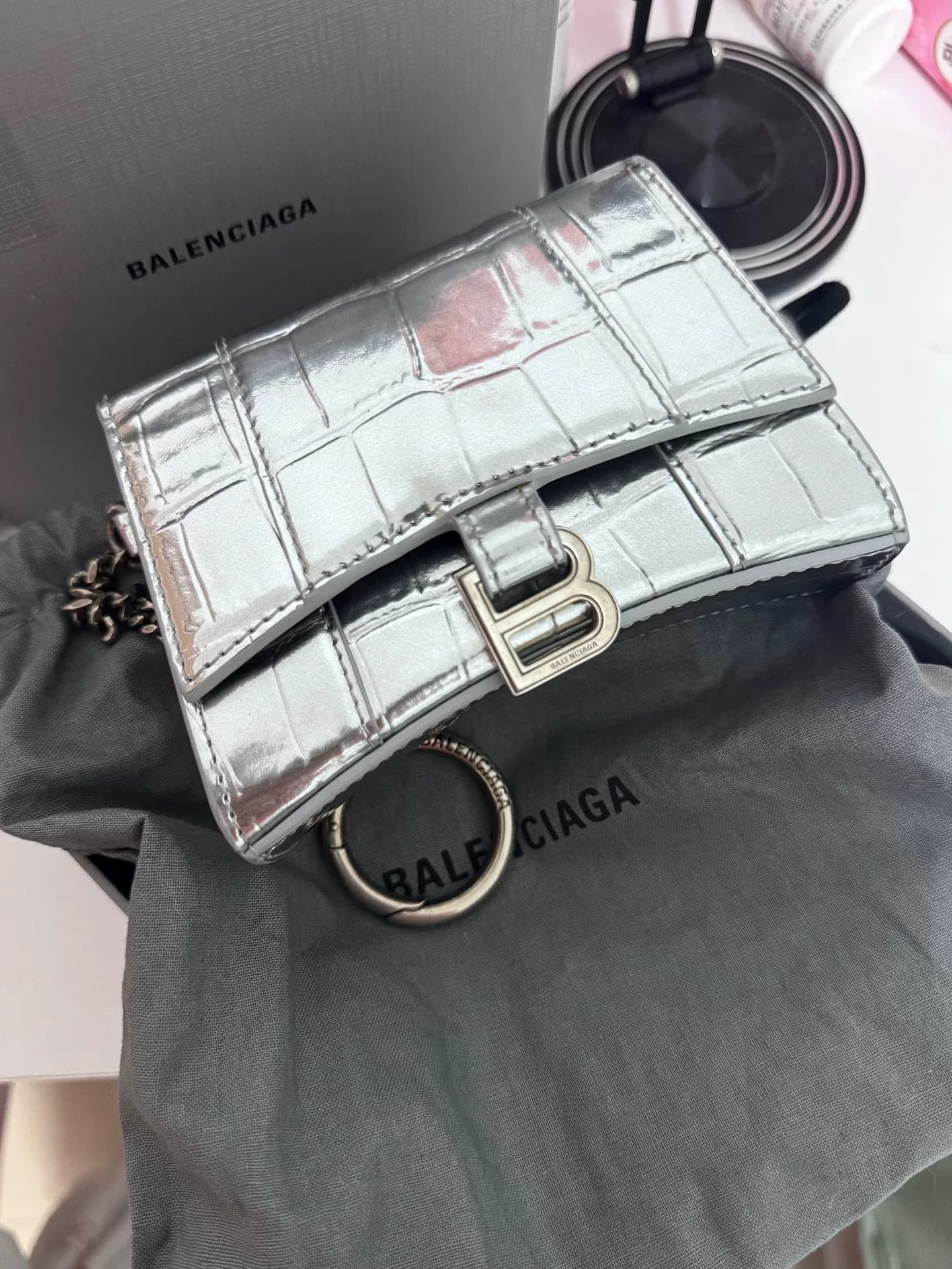 Сумка Balenciaga Mini Hourglass с тиснением под крокодила серебристого цвета, мини-версия