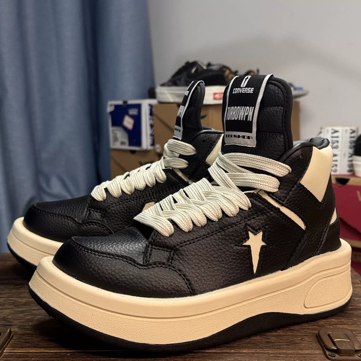 Модель Rick Owens x Converse joint с толстым низом и высоким верхом