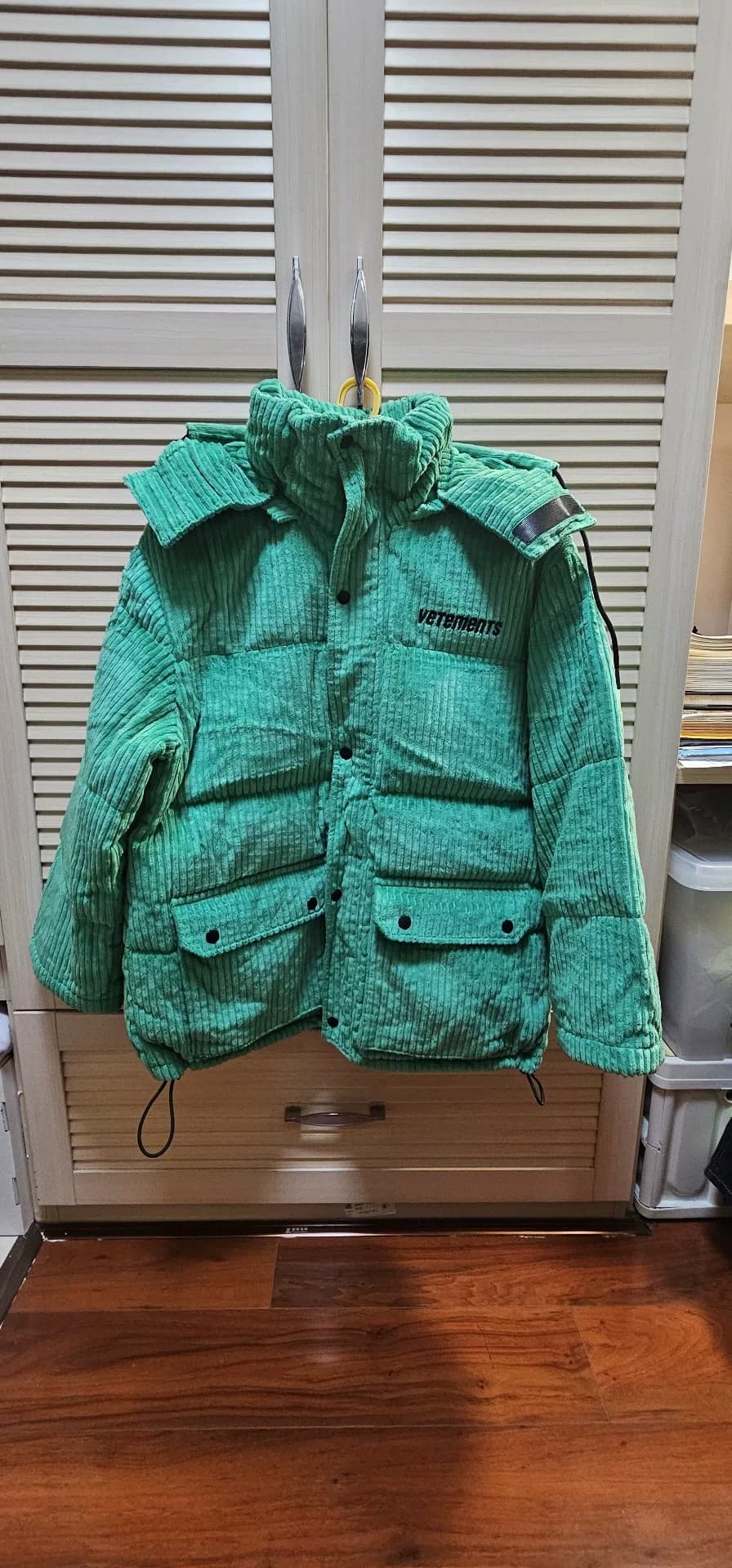 Симпатичный вельветовый утепленный пуховик VETEMENTS, размер S, 98, новый, на прилавке