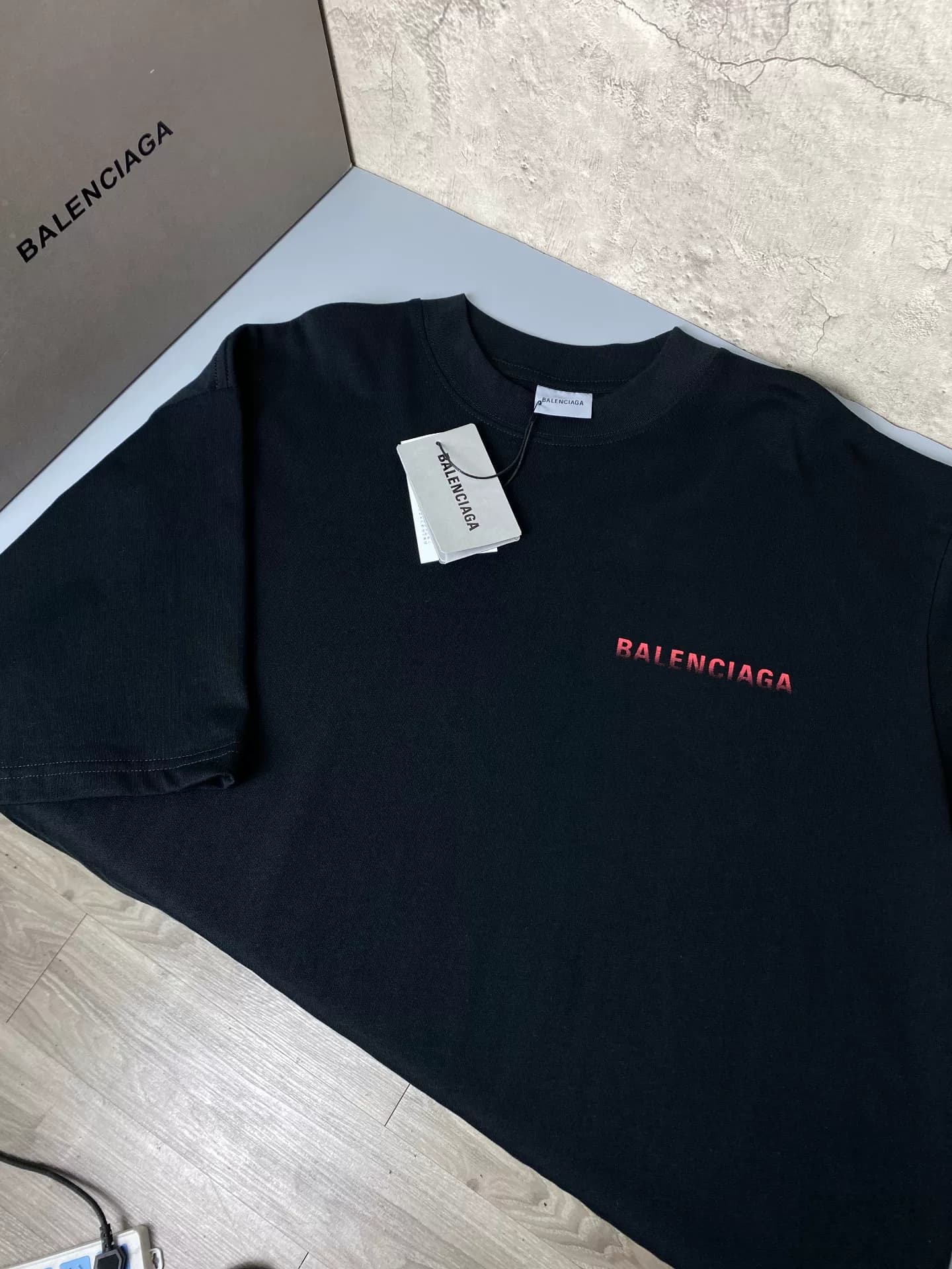 Топовая модель с короткими рукавами и градиентным принтом с логотипом Balenciaga от Balenciaga, которая приносит большие деньги.