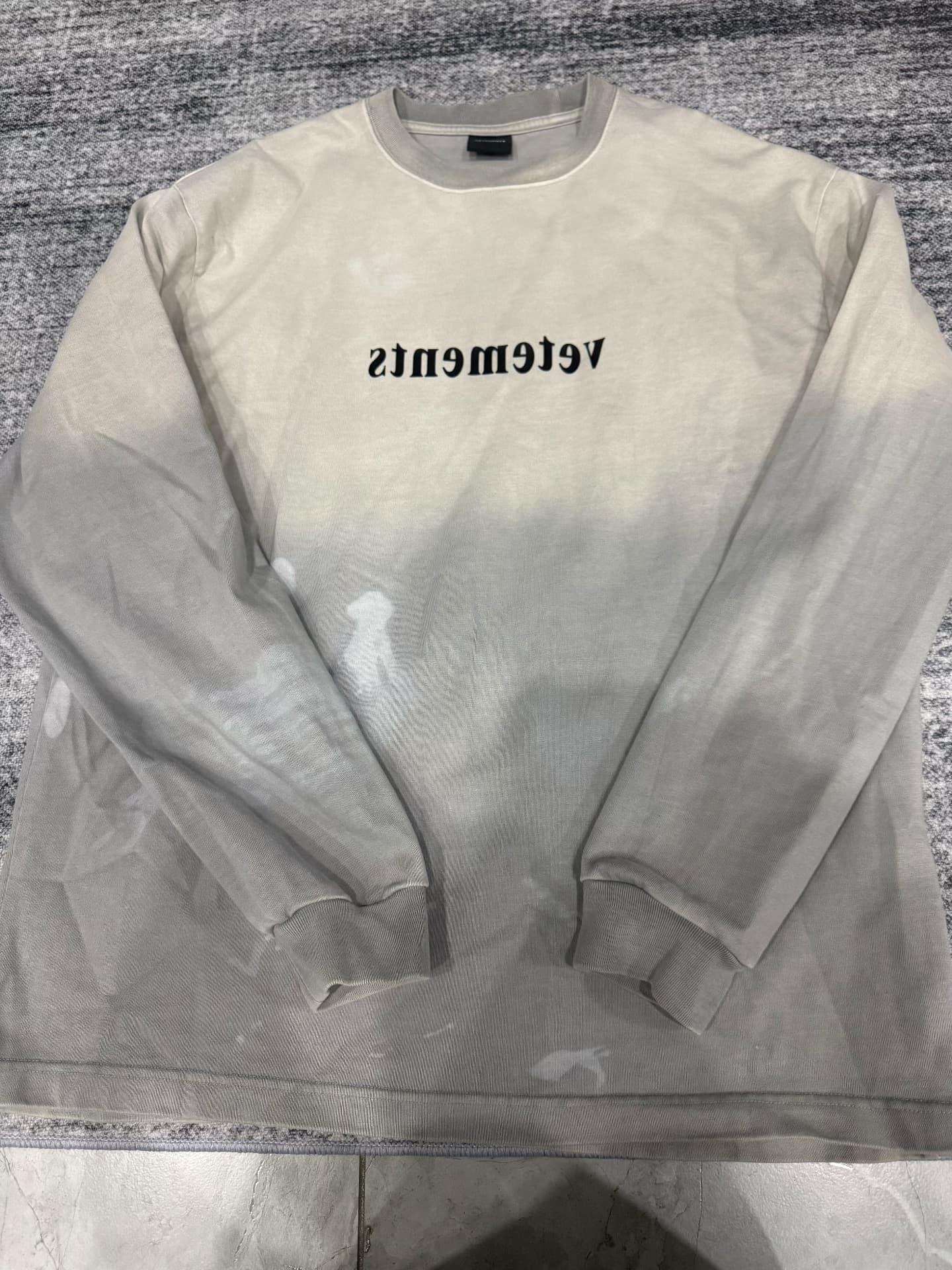 Серый градиентный свитер с длинными рукавами Vetements, размер M, свободный вариант, могут носить как мужчины, так и женщины.Буквы Vetements на груди…