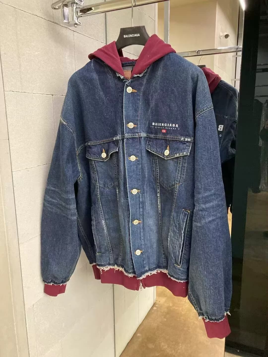 Джинсовая куртка с капюшоном и вышивкой Balenciaga
