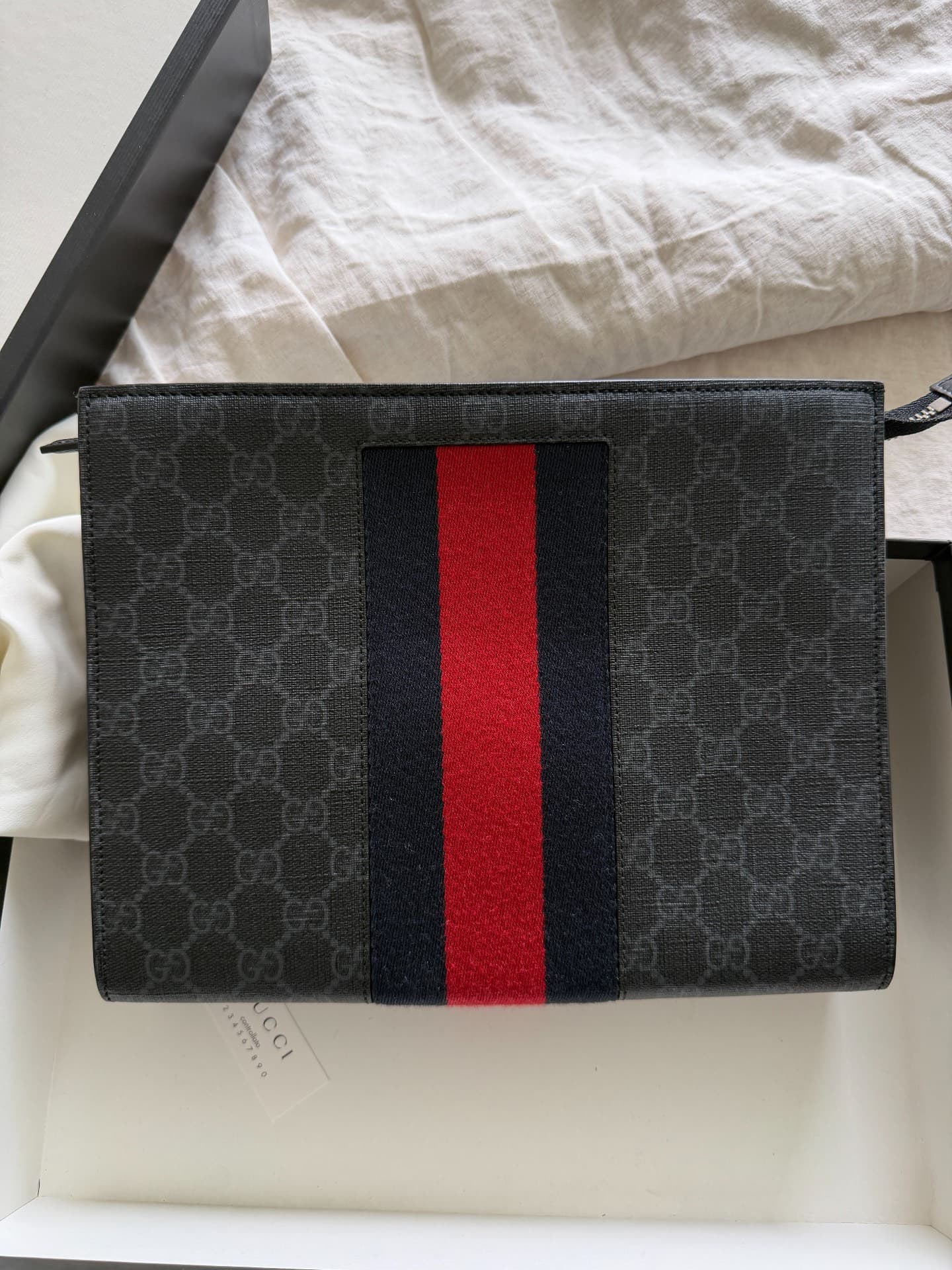 Сумка Gucci от Gucci, купленная в магазине, совершенно новая, с мешком для сбора пыли, в оригинальной упаковочной коробке.после