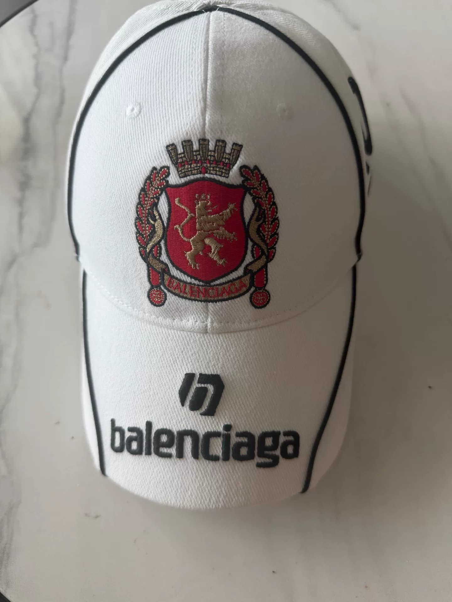 Balenciaga Белая вышитая шапочка Balenciaga, сделано в Италии, с тульей