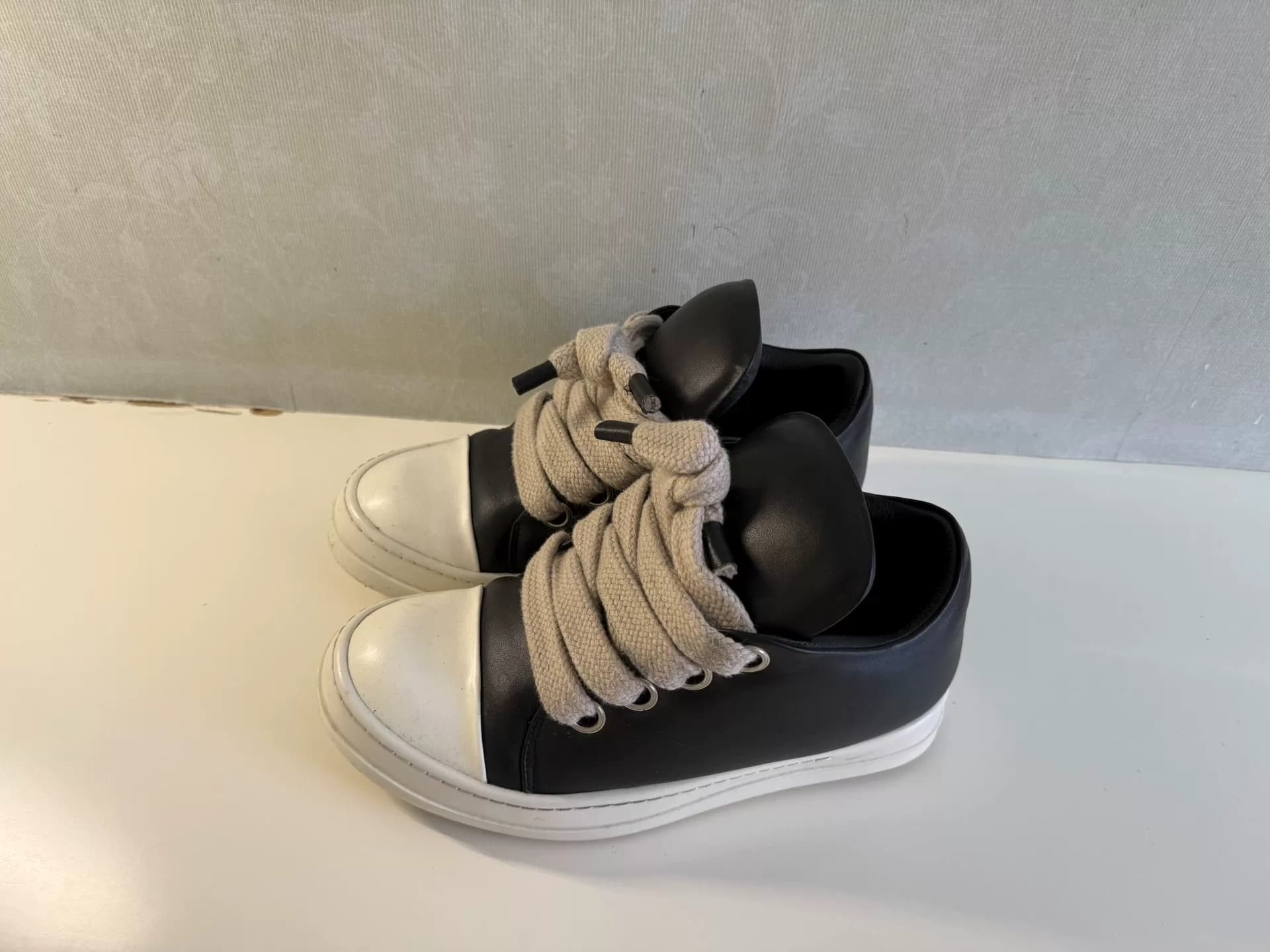 Кроссовки Rick Owens little fat Ding bread, размер 42, черно-белые в тон, на белоснежных шнурках.Имеются незначительные следы износа, кожа верха не п…