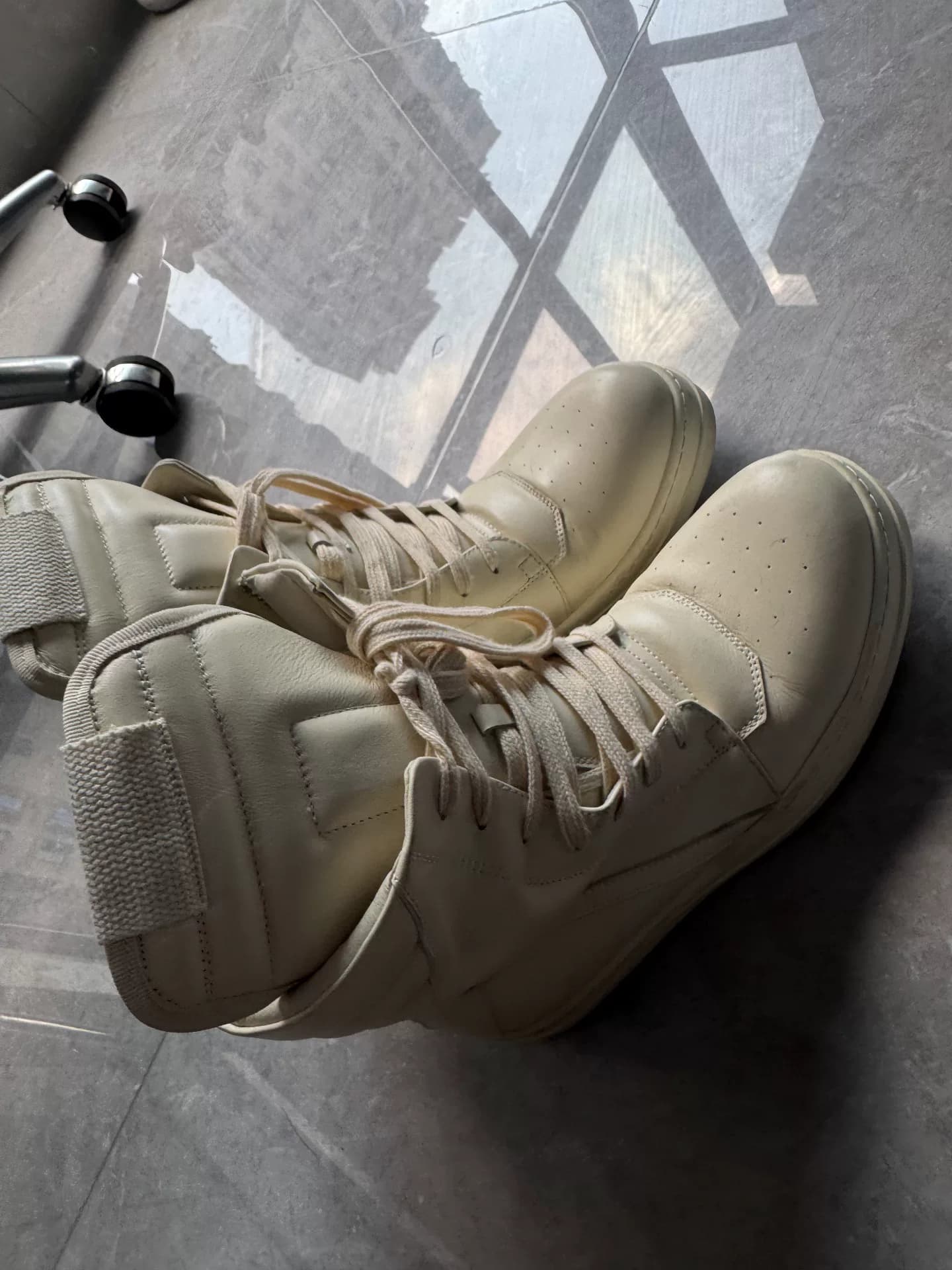 Высокие туфли с перевернутым треугольником от Rick Owens молочно-белого цвета, размер 43, топовая версия
