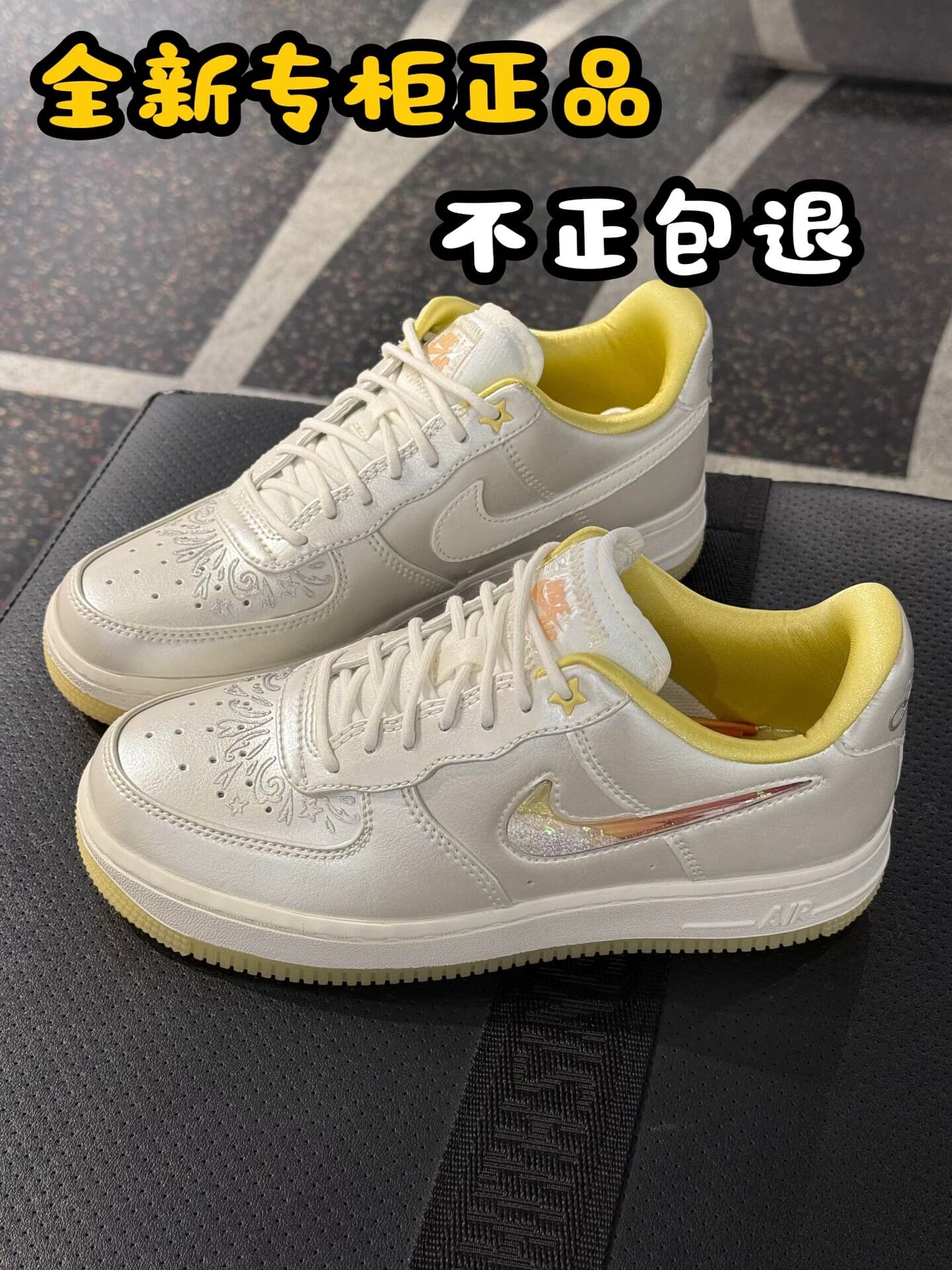 Совершенно новый фирменный кроссовок Nike Air Force 1 Low белого и желтого цветов с