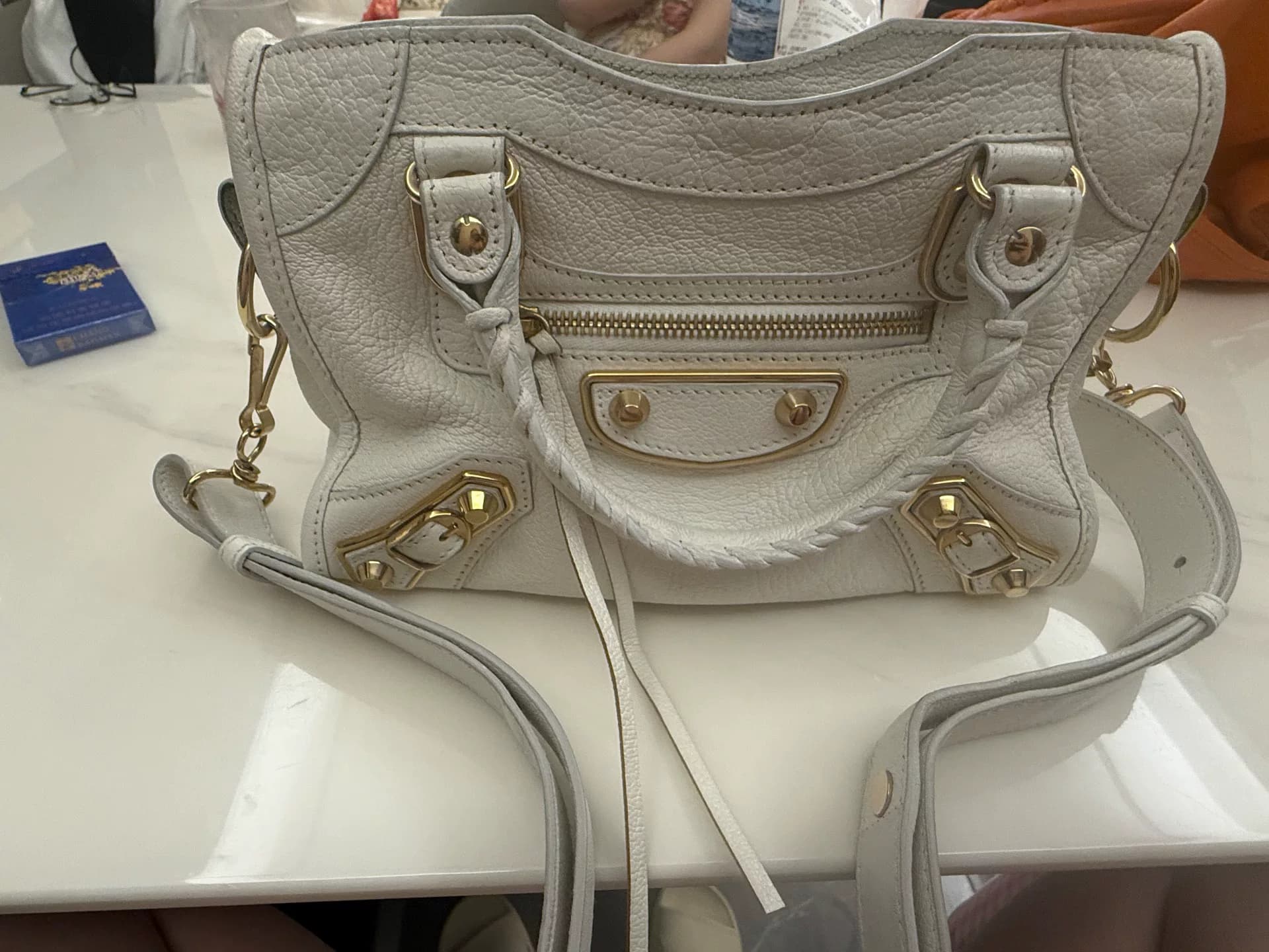 Маленький белый мотоцикл Balenciaga для осмотра достопримечательностей города Вьентьян, покупка плечевого ремня