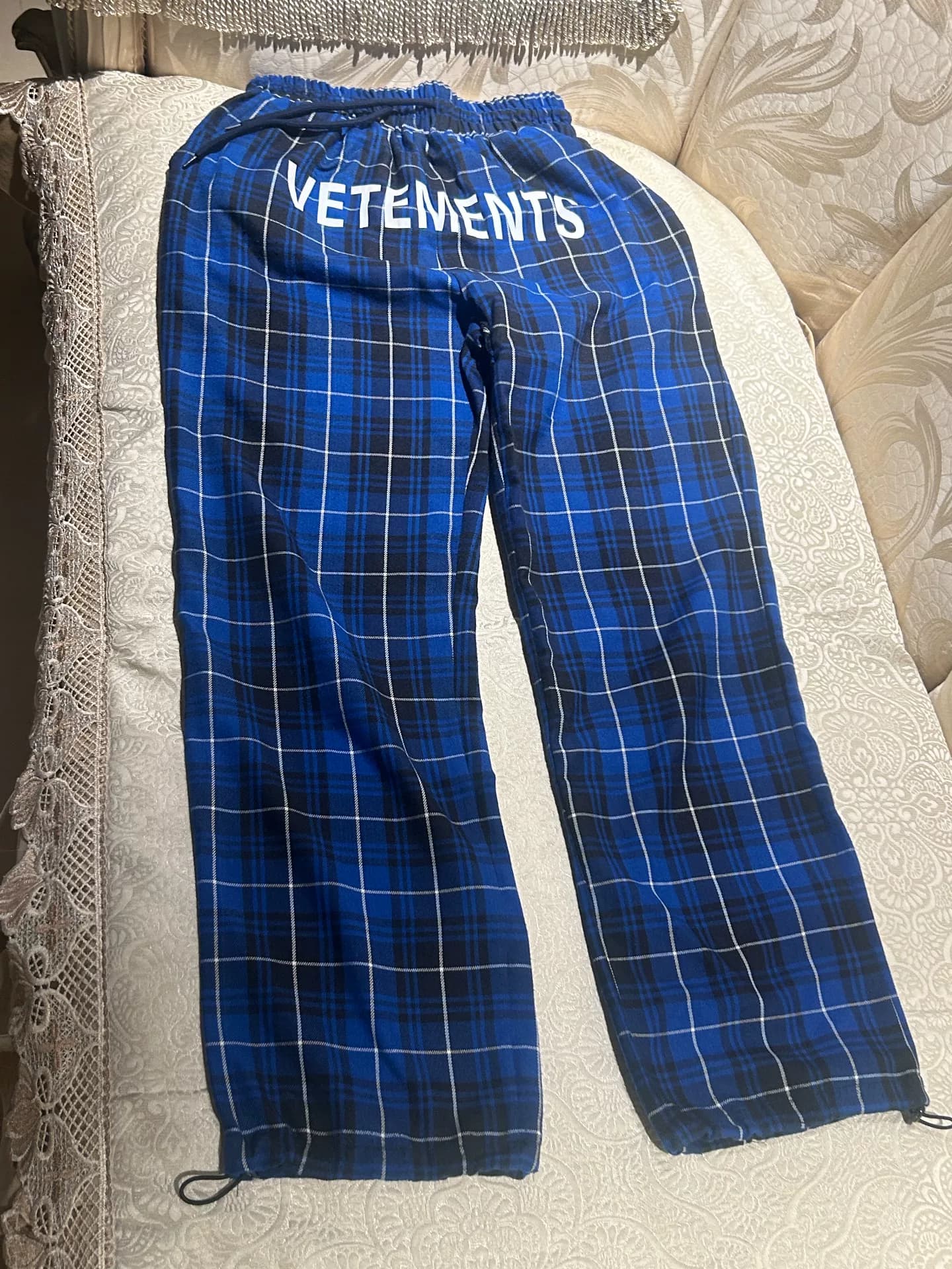 Повседневные брюки VETEMENTS в синюю клетку