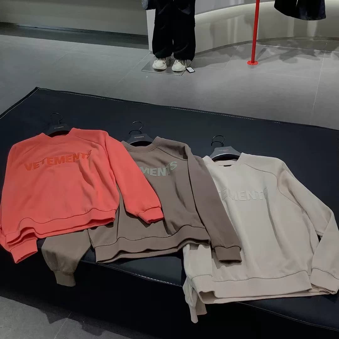 Симпатичный свитер с круглым вырезом от VETEMENTS доступен в оранжевом, коричневом и белоснежном цветах