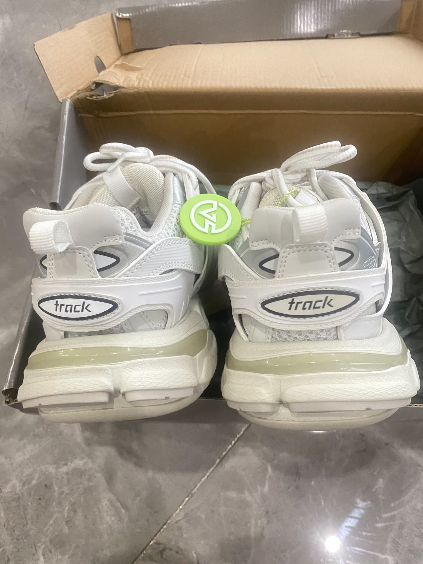 Кроссовки Balenciaga Balenciaga Track three generations of Daddy, размер 37, белые