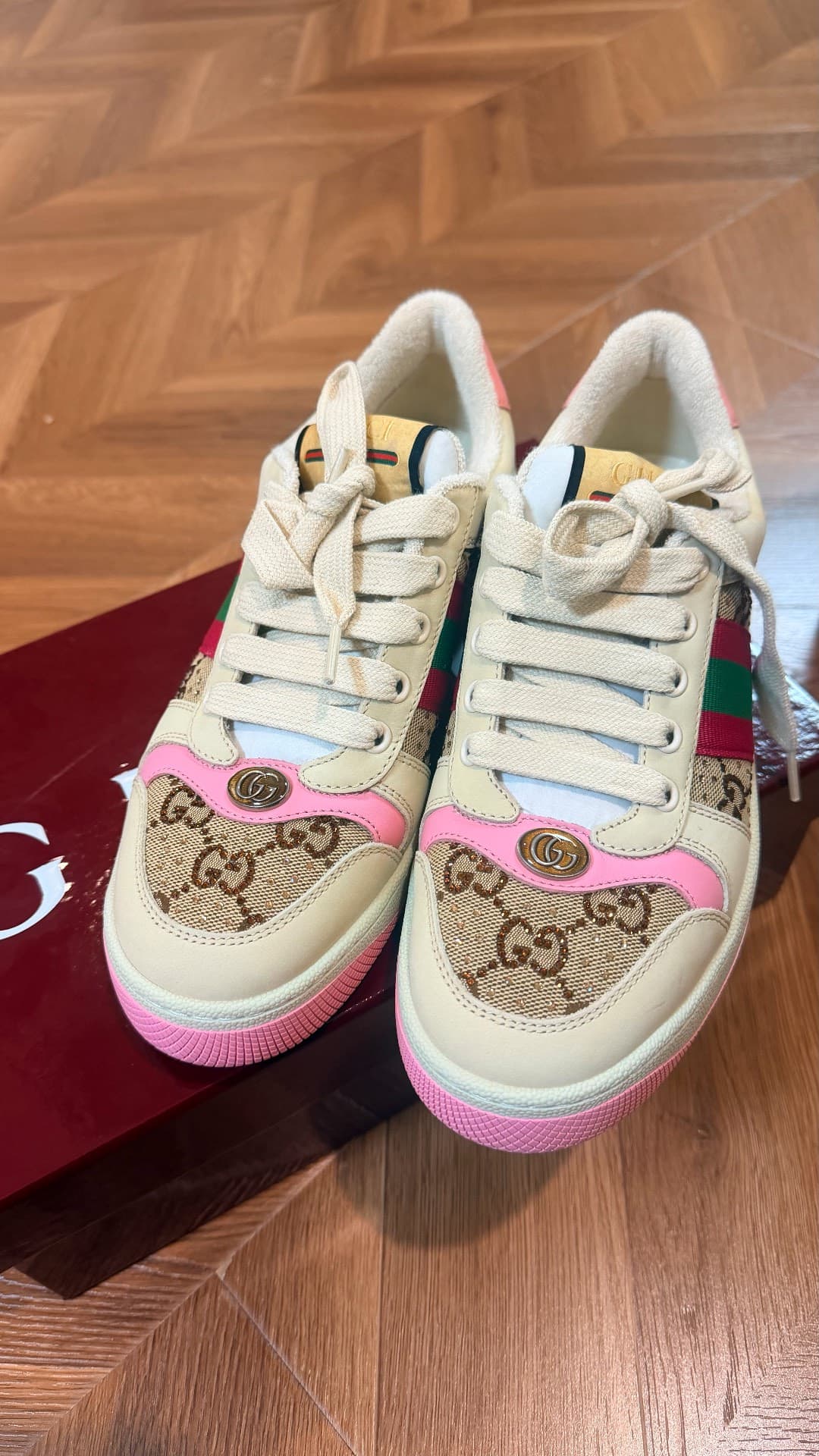 Грязные туфли от Gucci с розовыми стразами
