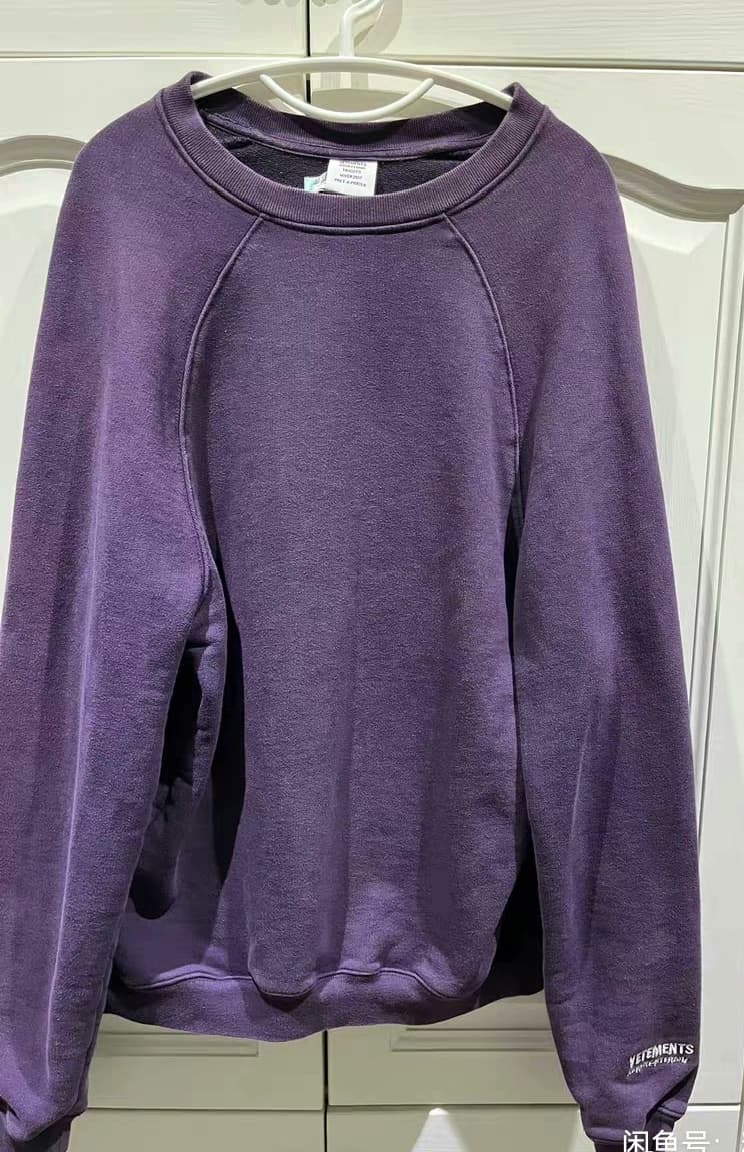 Фиолетовый свитер VETEMENTS, размер S, сделано в Португалии, с буквенным принтом UNSKI NNY НА СПИНЕ, ЛОГОТИП VETEMENTS НА ПРЕДПЛЕЧЬЕ, круглый вырез г…