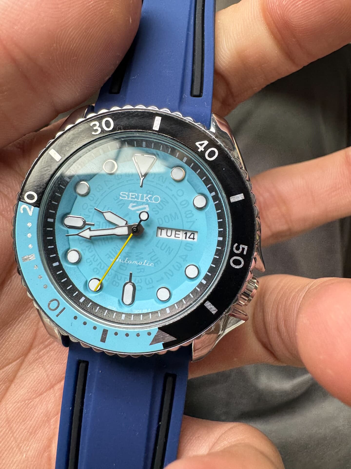 Эксклюзивное изделие, импортные часы seiko среднего возраста, мужские часы, кварцевый механизм, точное время, диаметр 42 мм слева