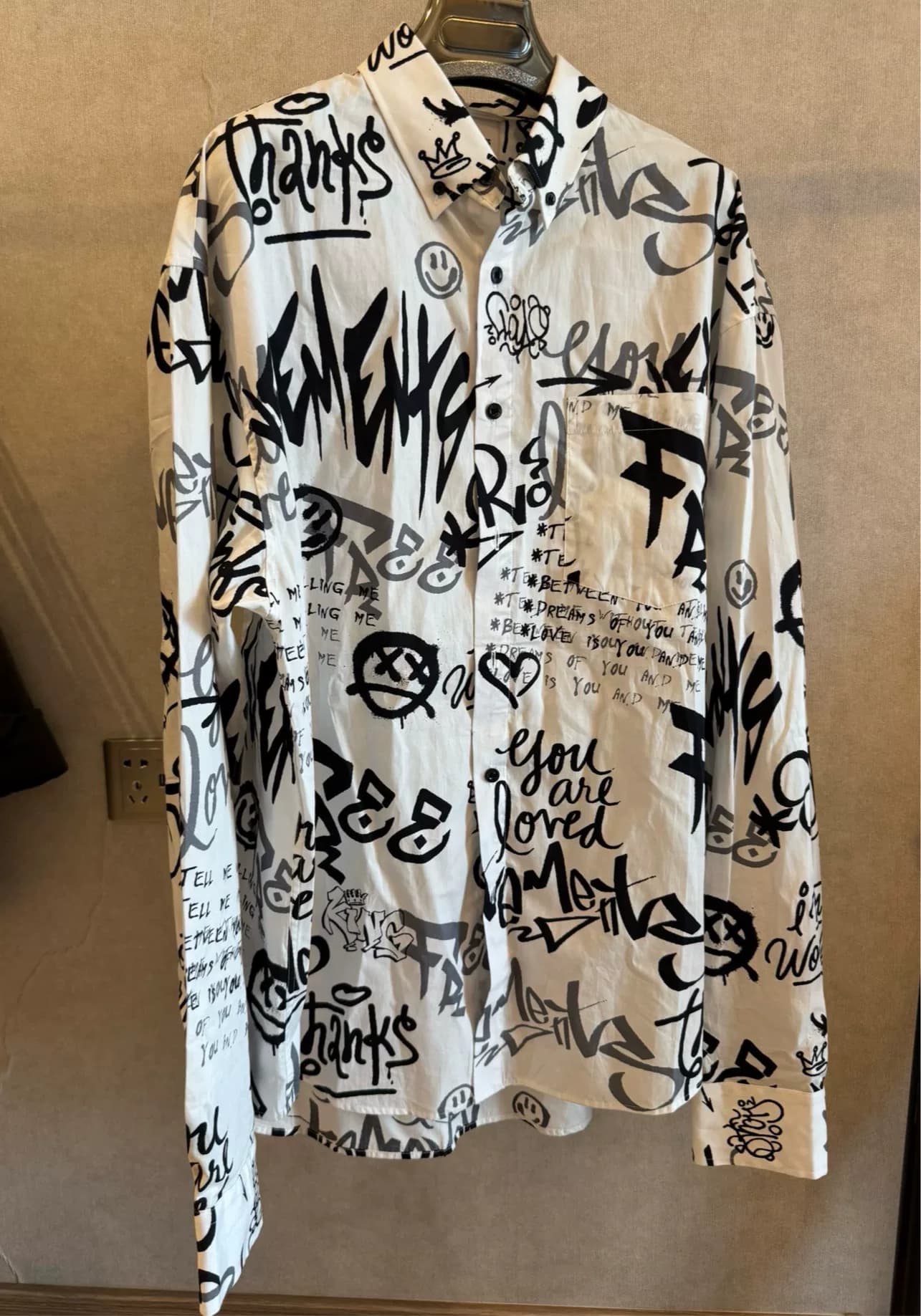 дизайнерская рубашка из натуральной кожи VETEMENTS на прилавке VETEMENTS