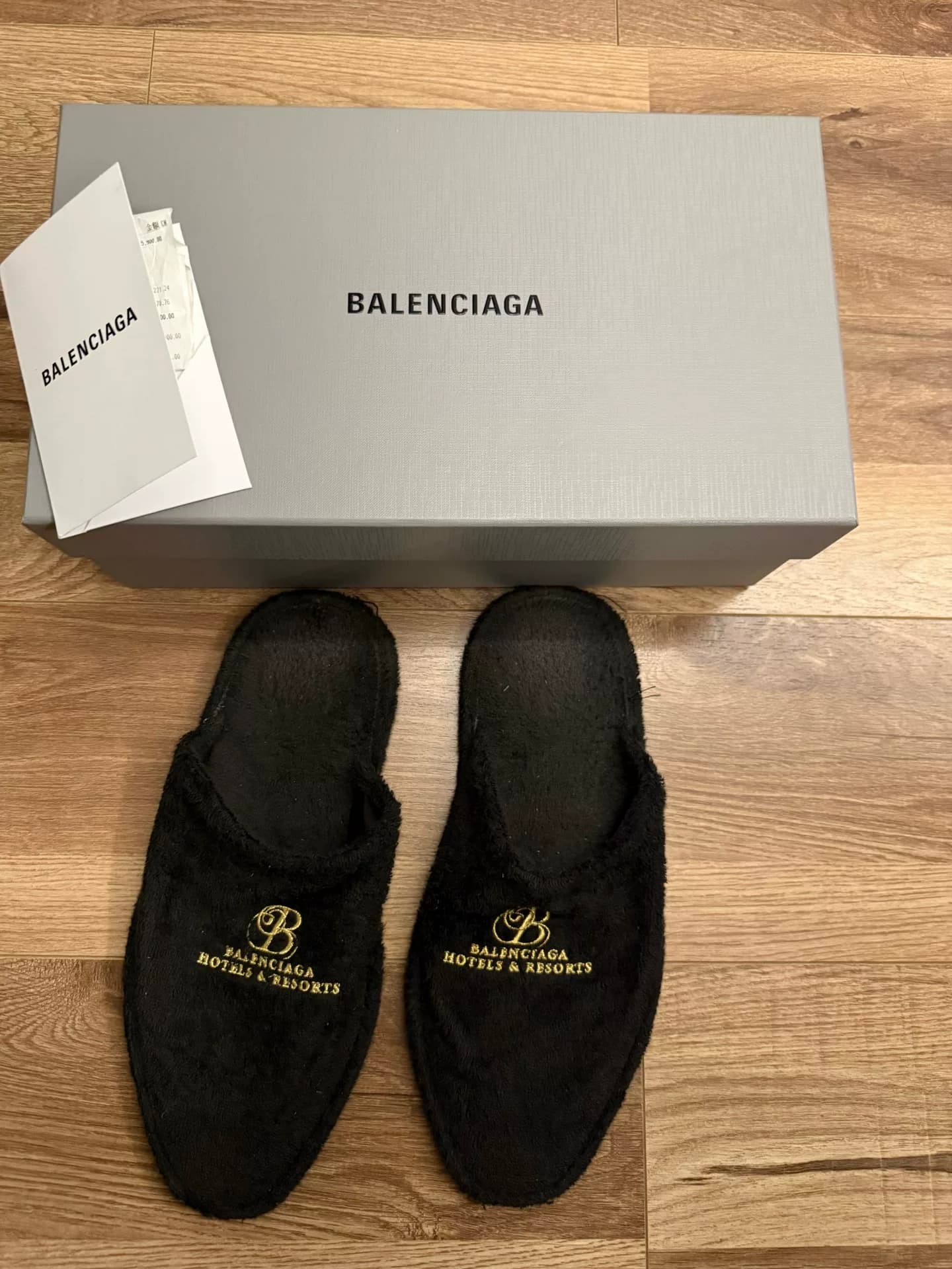 тапочки для отеля balenciaga 24 в Чэнду Taikoo Li можно приобрести за 5900 руб.