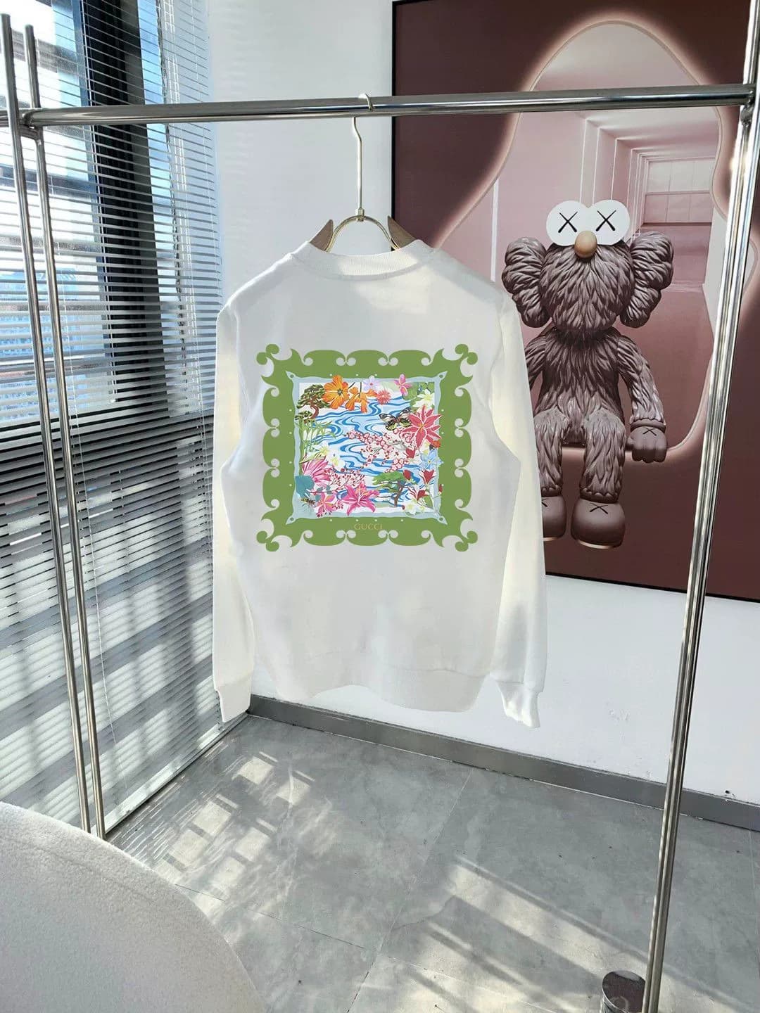Свитер с круглым вырезом и принтом от бренда GUCCI Gucci design sense tide