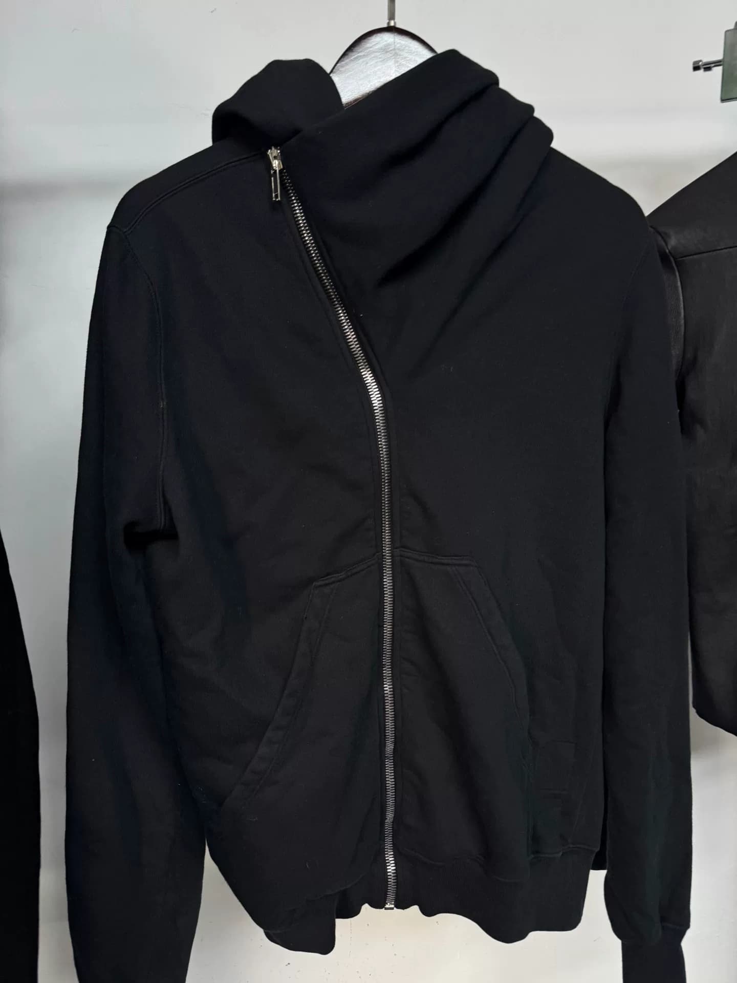 Шляпа RICKOWENS DRKSHDW RO с диагональной молнией, черная куртка с капюшоном, свитер, черный размер M, цвет почти новый, молния тоже очень толстая, м…
