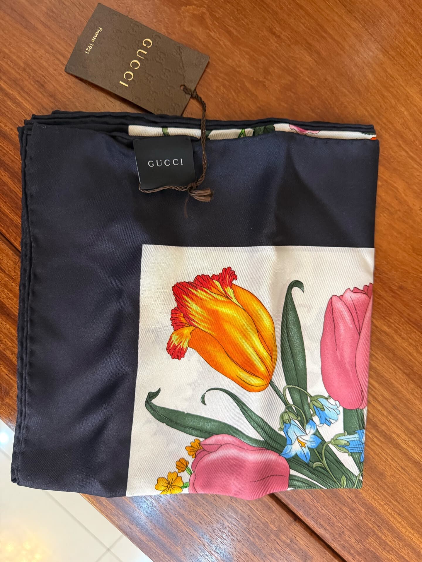 Совершенно новый шелковый шарф Gucci большого размера без упаковки, поэтому рекомендуется брать его с осторожностью!Может быть отправлен компанией SF…