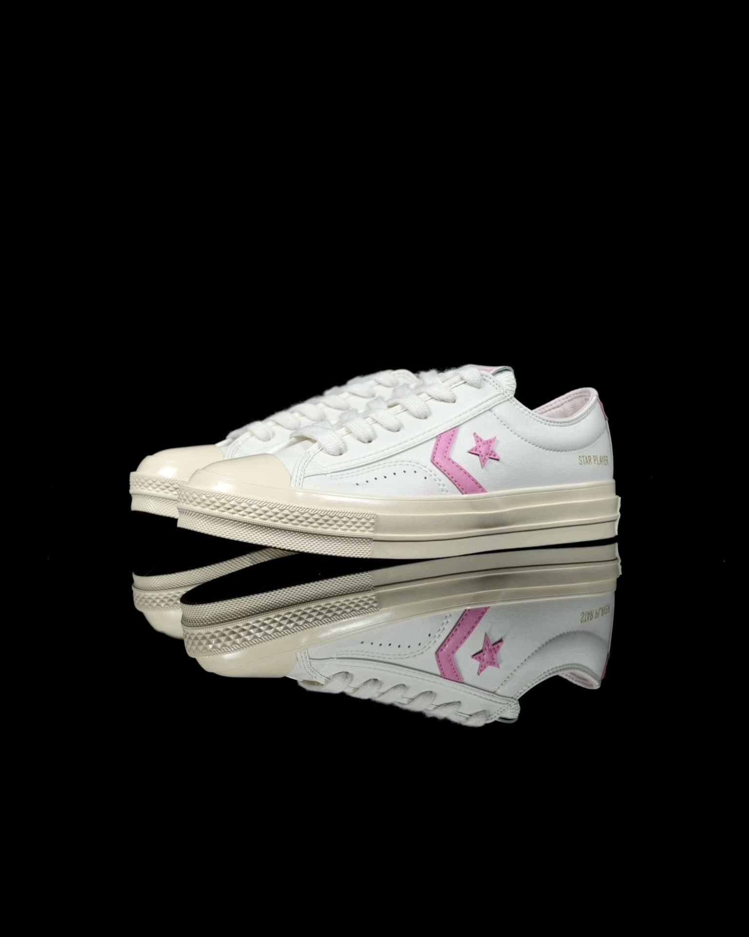 Плеер Converse Star из белой кожи с красным логотипом в виде ретро-звезды и стрелы