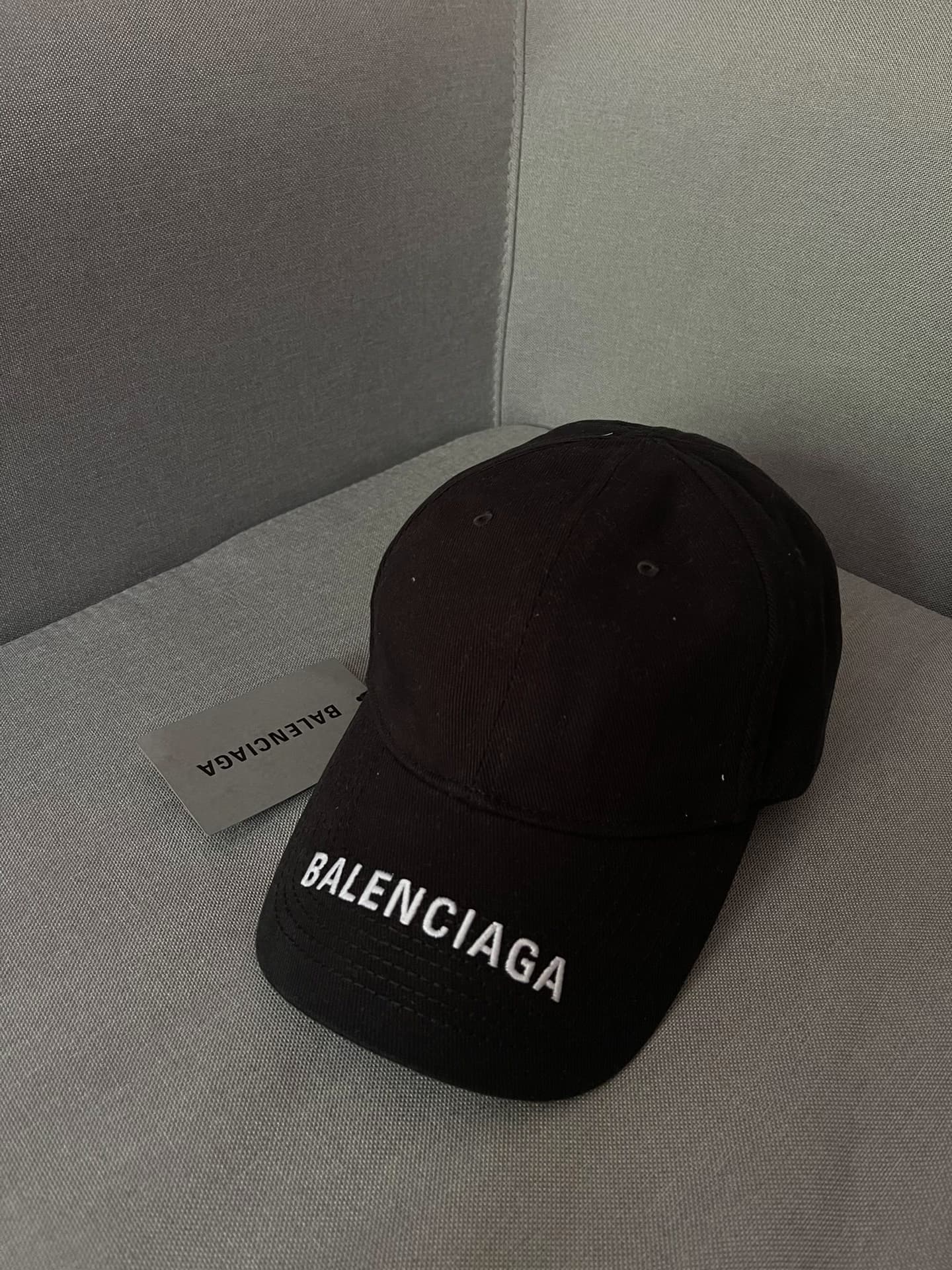 Шапка с вышитым логотипом Balenciaga, длина 59 см