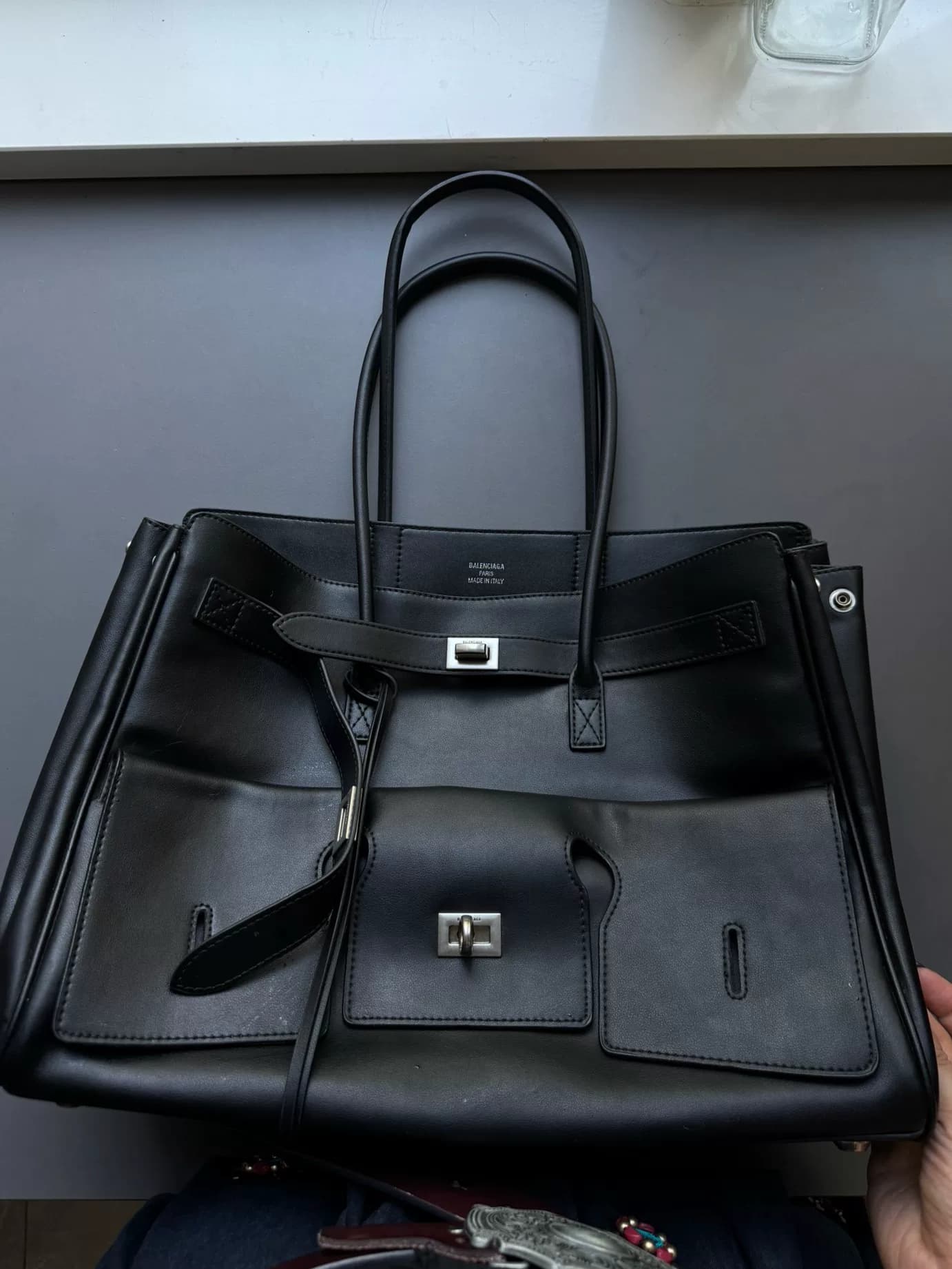 Сумочка Balenciaga Balenciaga Bel Air среднего размера с серебристой пряжкой
