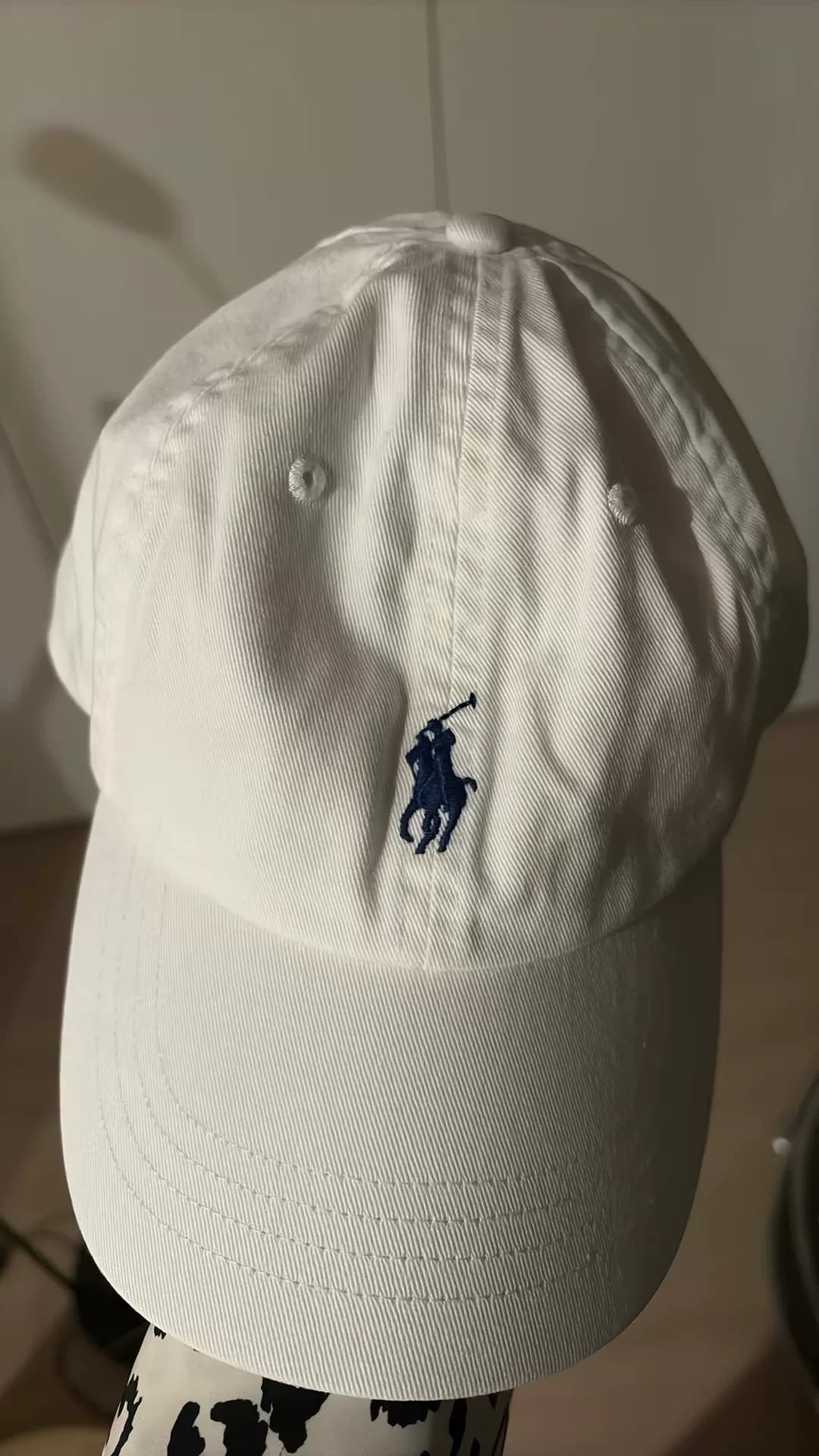 Белая бейсболка Polo Ralph Lauren с вышивкой синей этикетки