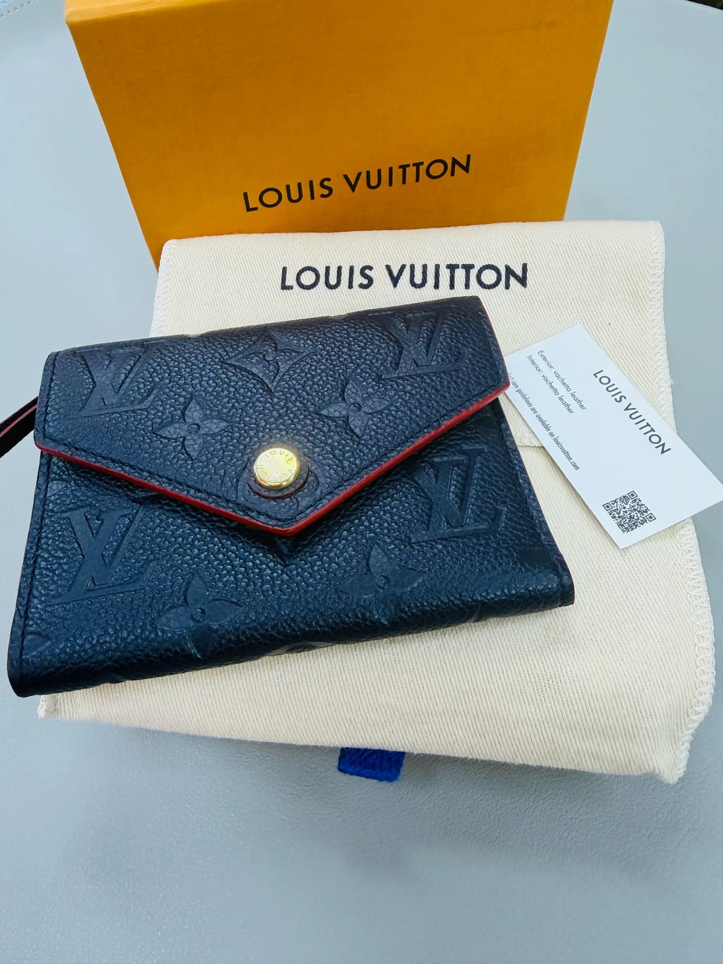 Короткая рубашка с тиснением цвета морской волны от Louis Vuitton Victorine, которая простаивает без дела и не используется.