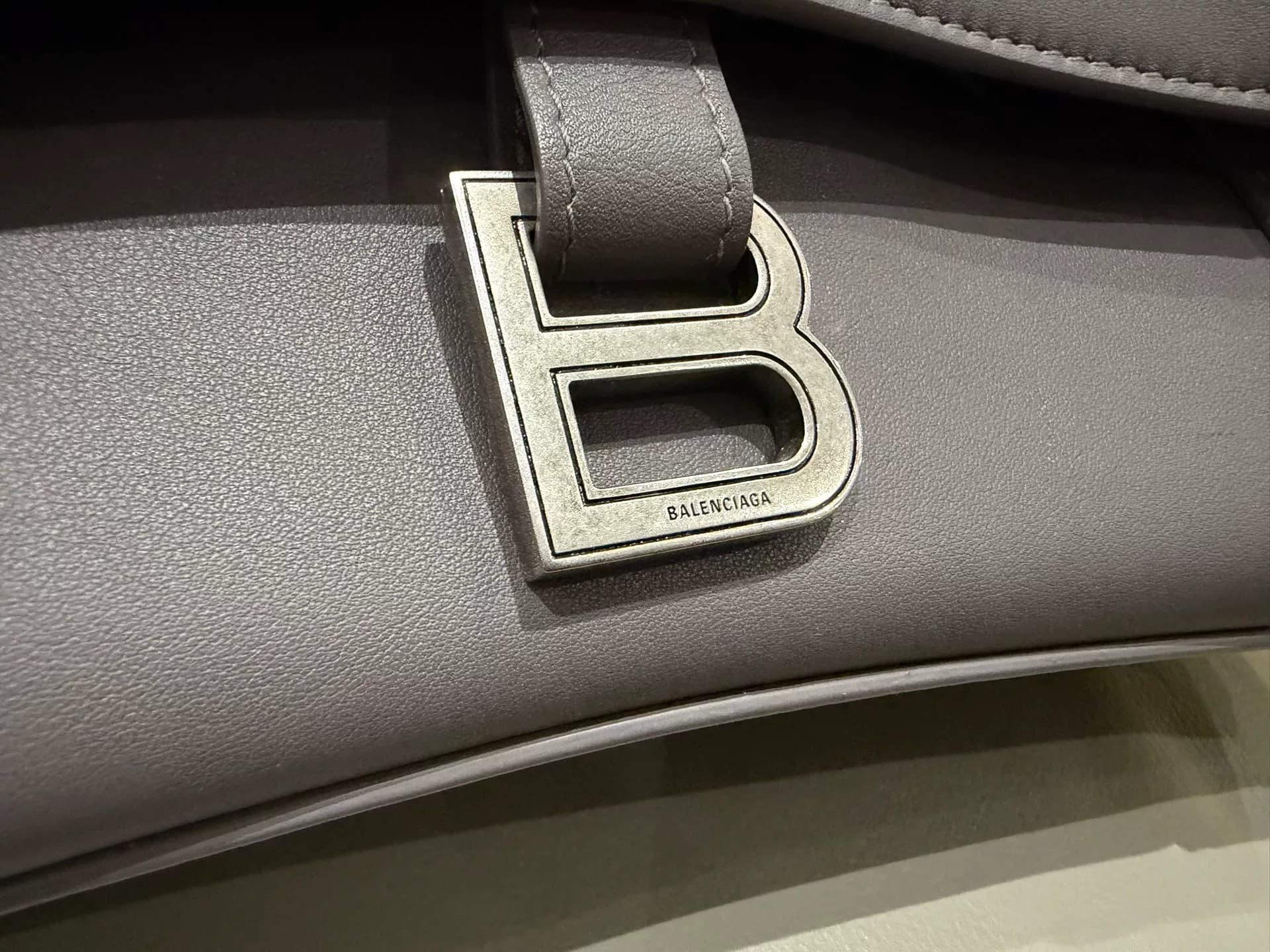 Сумочка Balenciaga Balenciaga Downtown из полуматовой шелковистой коровьей кожи темно-серого цвета, которую можно приобрести в местном магазине, 96 н…