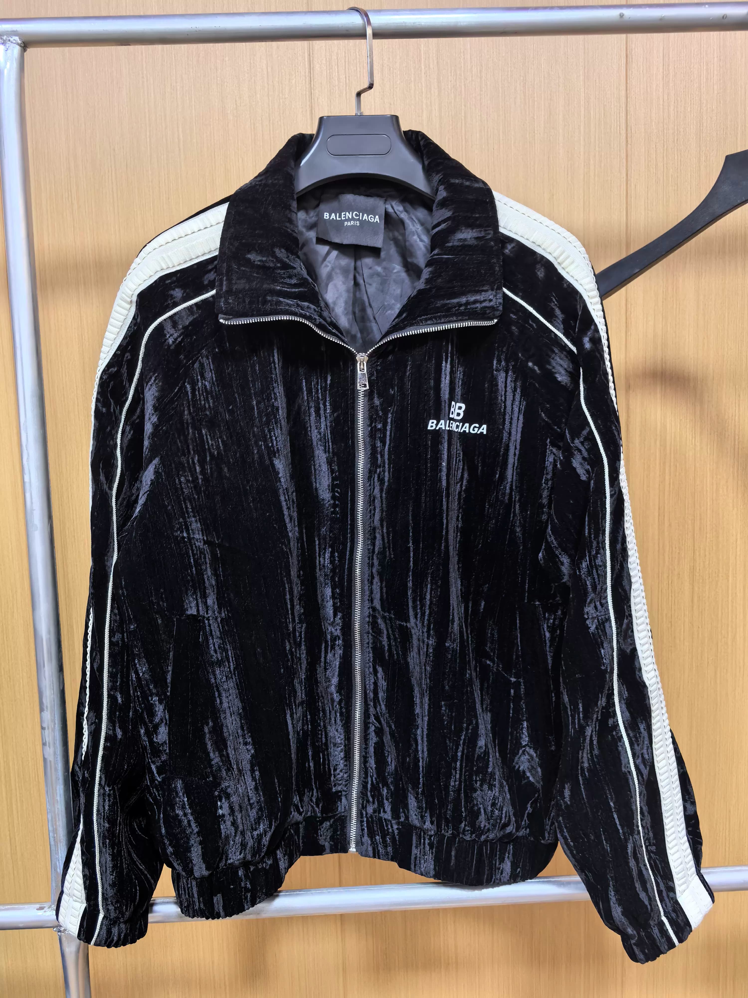 Спортивная куртка Balenciaga Balenciaga из черного плиссированного бархата BB