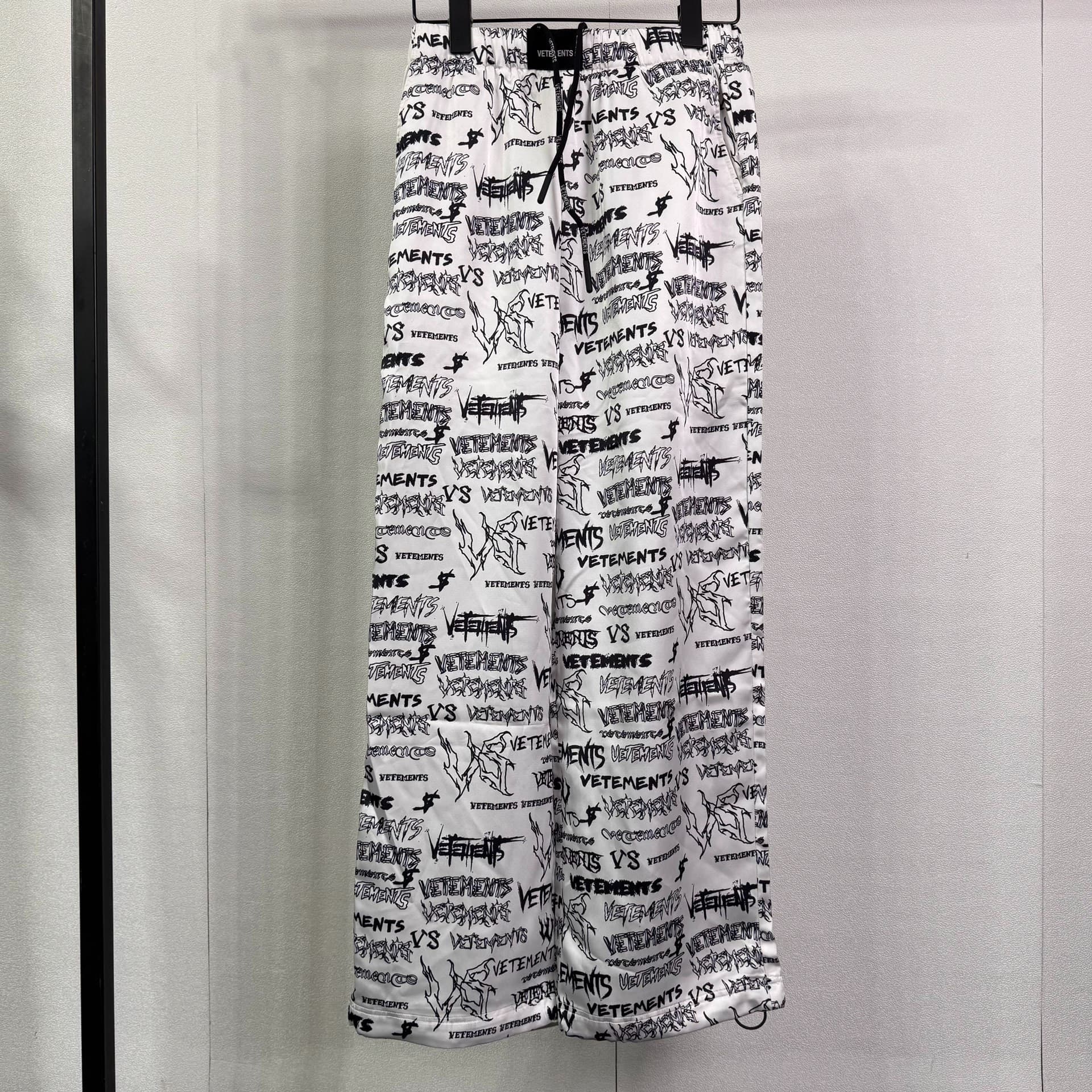 Брюки VETEMENTS cute Graffiti, черные с насыщенным принтом, размер XS