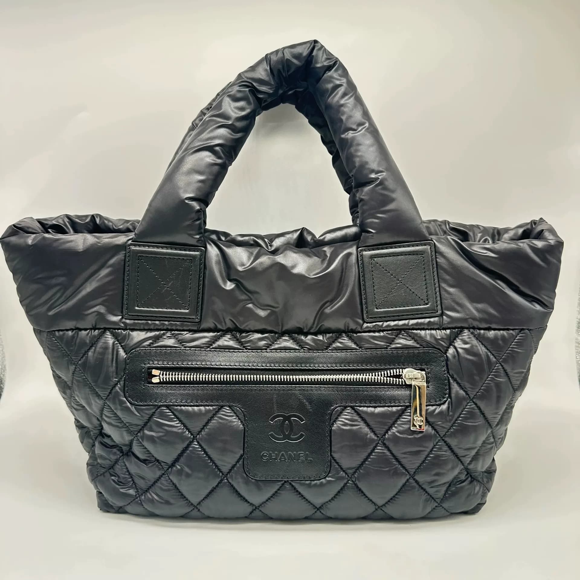 Пуховая сумка Chanel из серии black cocoon с ромбовидным узором портативная модель