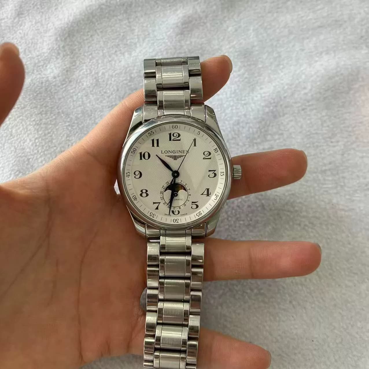 Модель: Longines Master Qin series L2.909.4.78.6 Механизм: Механические часы с автоподзаводом Диаметр: 40 мм Внешний вид: Почти новые, хорошо сохрани…