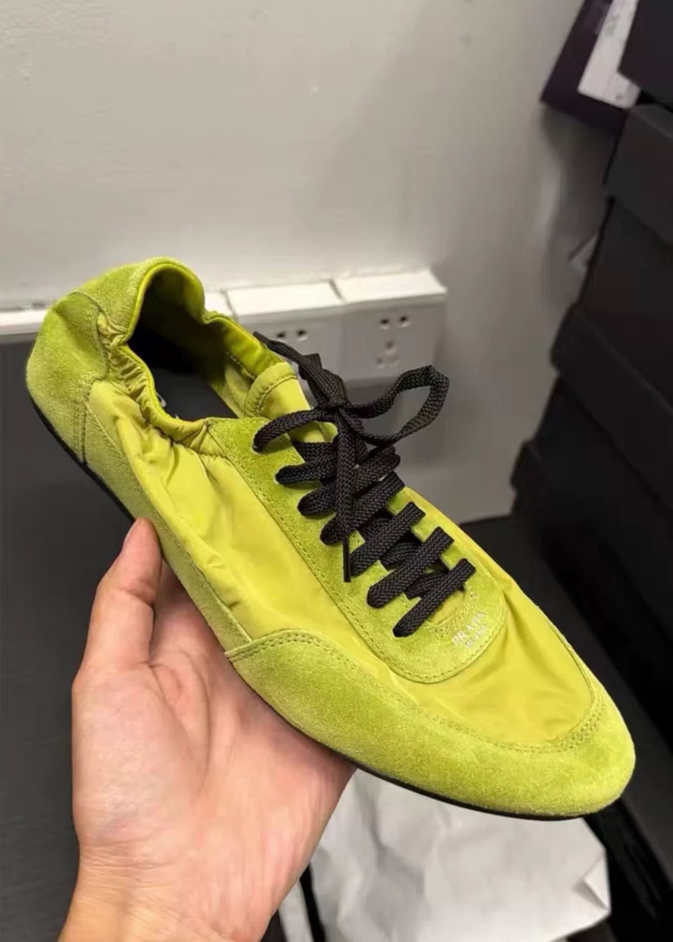 Кроссовки на тонкой подошве из зеленой замши в стиле ретро с отстрочкой Prada PRADA green. [