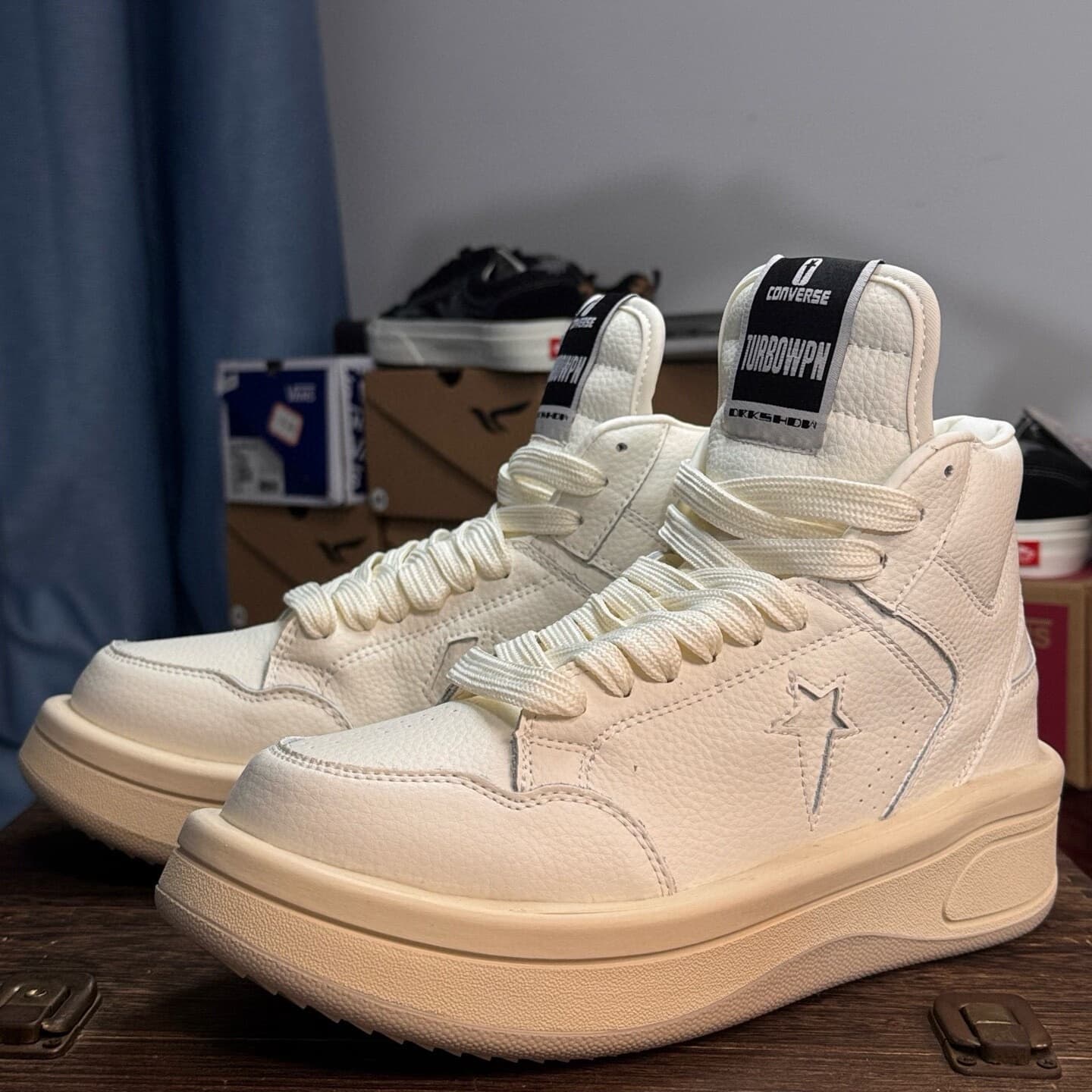 Модель Rick Owens x Converse joint с толстым низом и высоким верхом