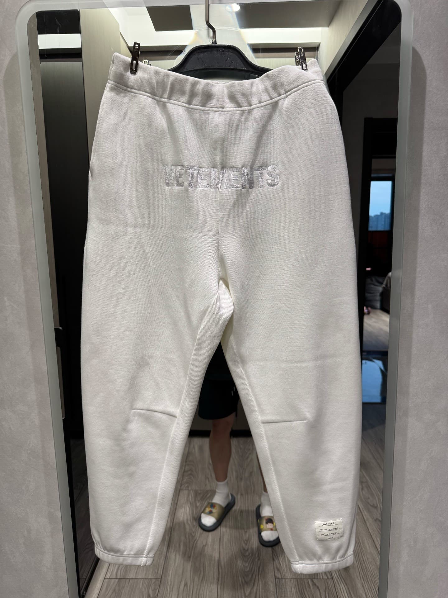 Наведите порядок в гардеробе свободных белых спортивных брюк Witt Meng VETEMENTS, закрывающих ноги.