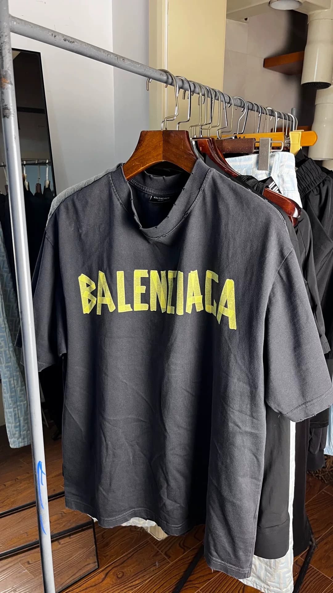 Футболка с короткими рукавами Balenciaga Balenciaga tape letter, размер L, темно-серая,