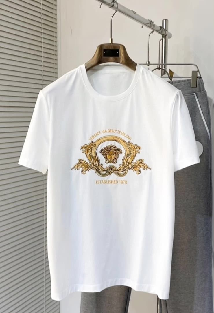 Совершенно новая футболка Versace с короткими рукавами, белая, с золотым принтом Медузы на груди, ткань очень удобная