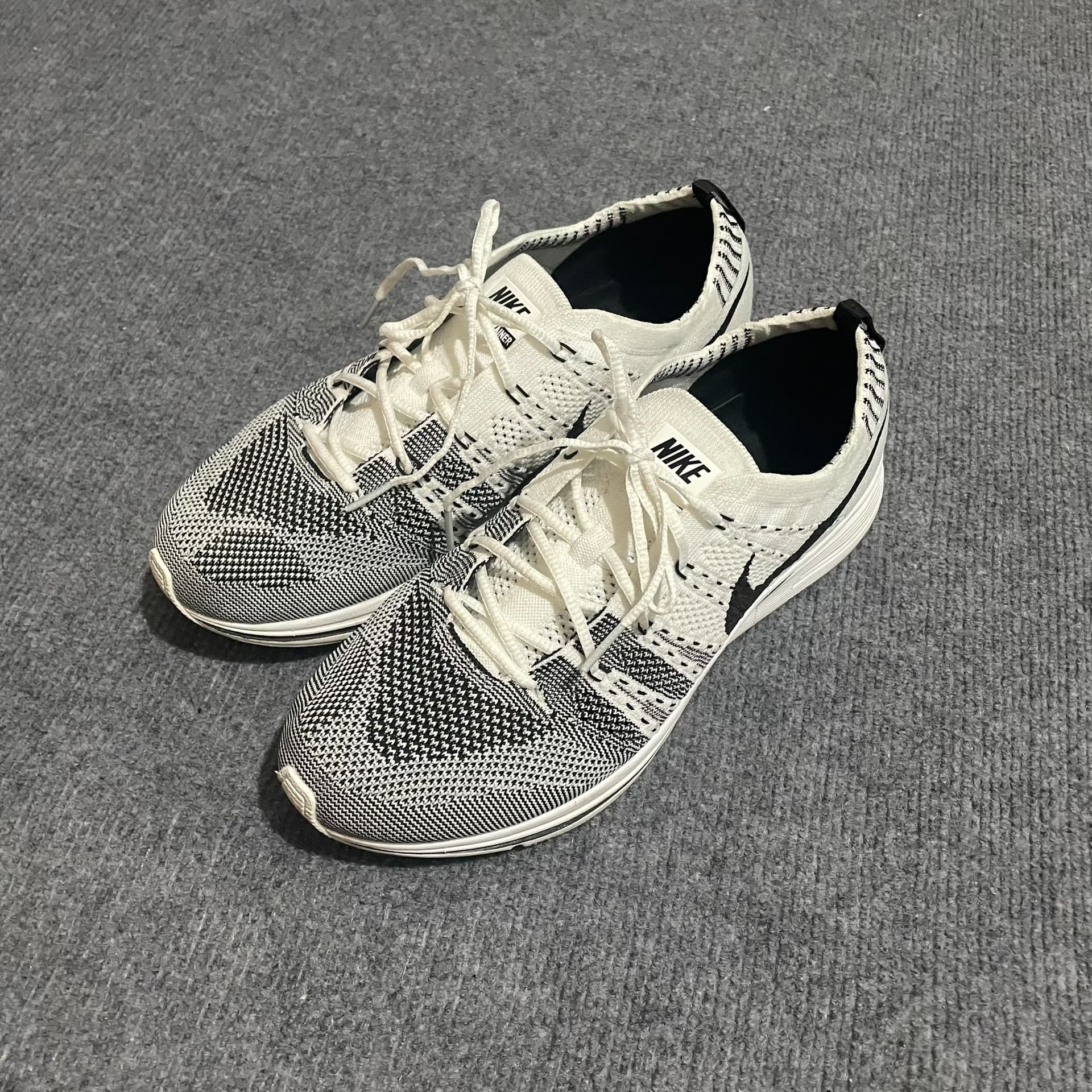 Спортивный костюм Nike Flyknit , вязаный летящей нитью "инь и ян " черного и белого цветов .