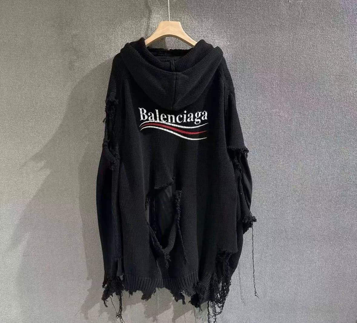 Свитер Balenciaga Big Destruction Cola почти новый, только примерьте его на пробу