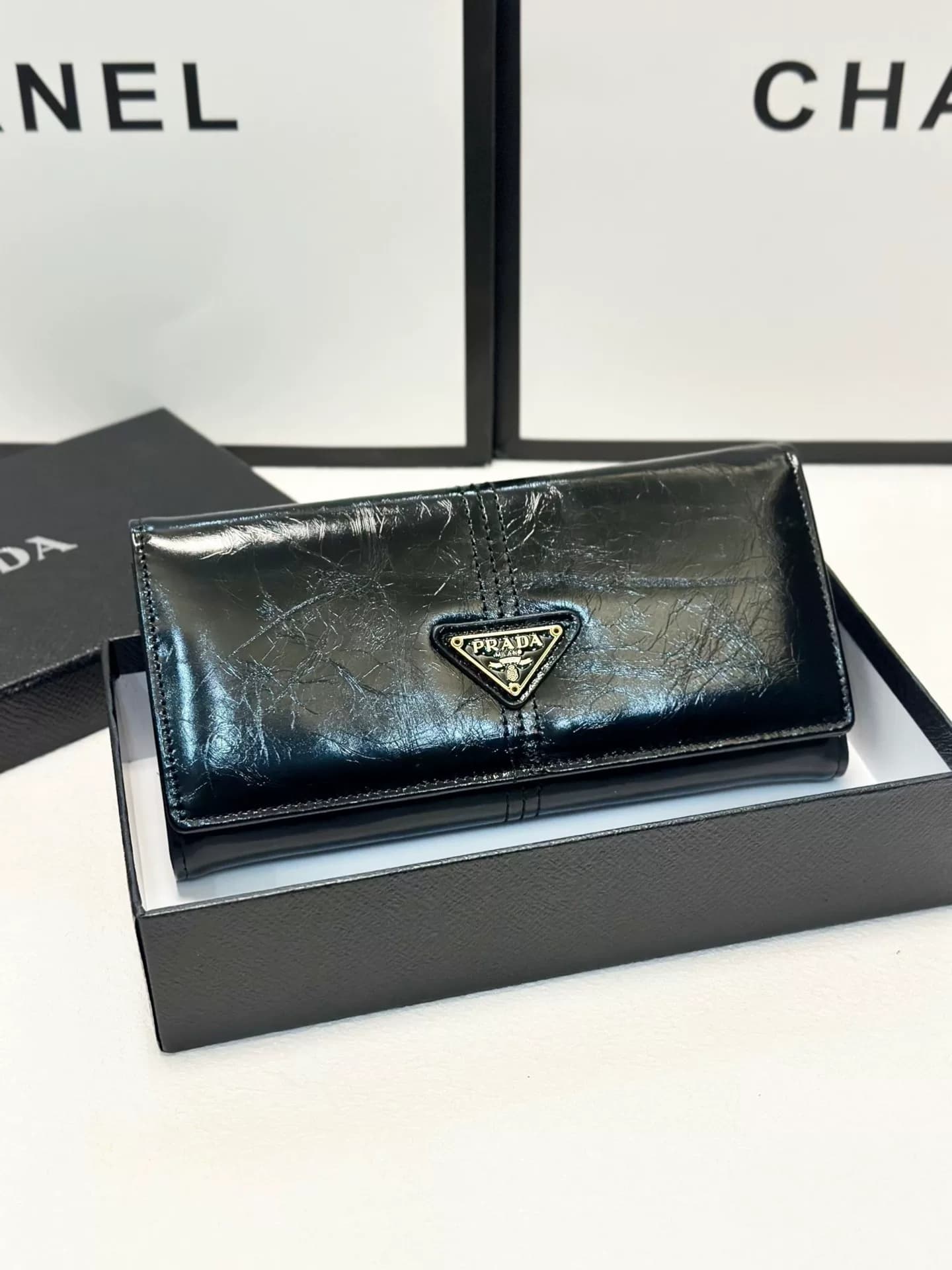 Черный длинный кошелек из воловьей кожи с масляным воском Prada размером 19x10 см, классический треугольный дизайн логотипа, материал из воловьей кож…